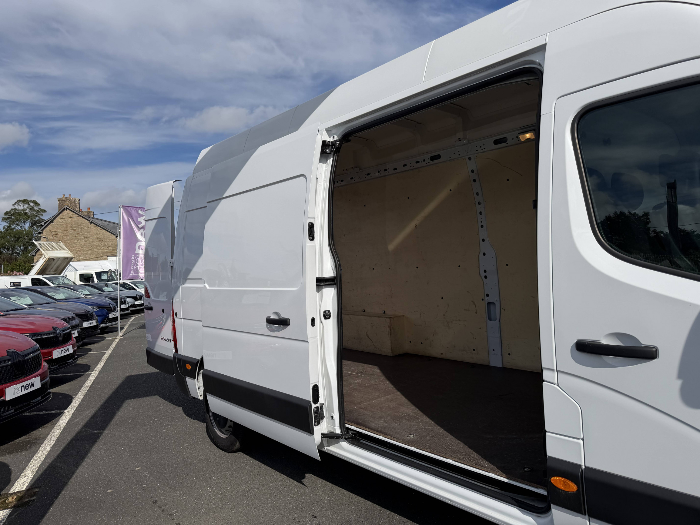 Vente en ligne Renault Master Fourgon MASTER FGN TRAC F3500 L3H3 BLUE DCI 135 au prix de 24 990 €
