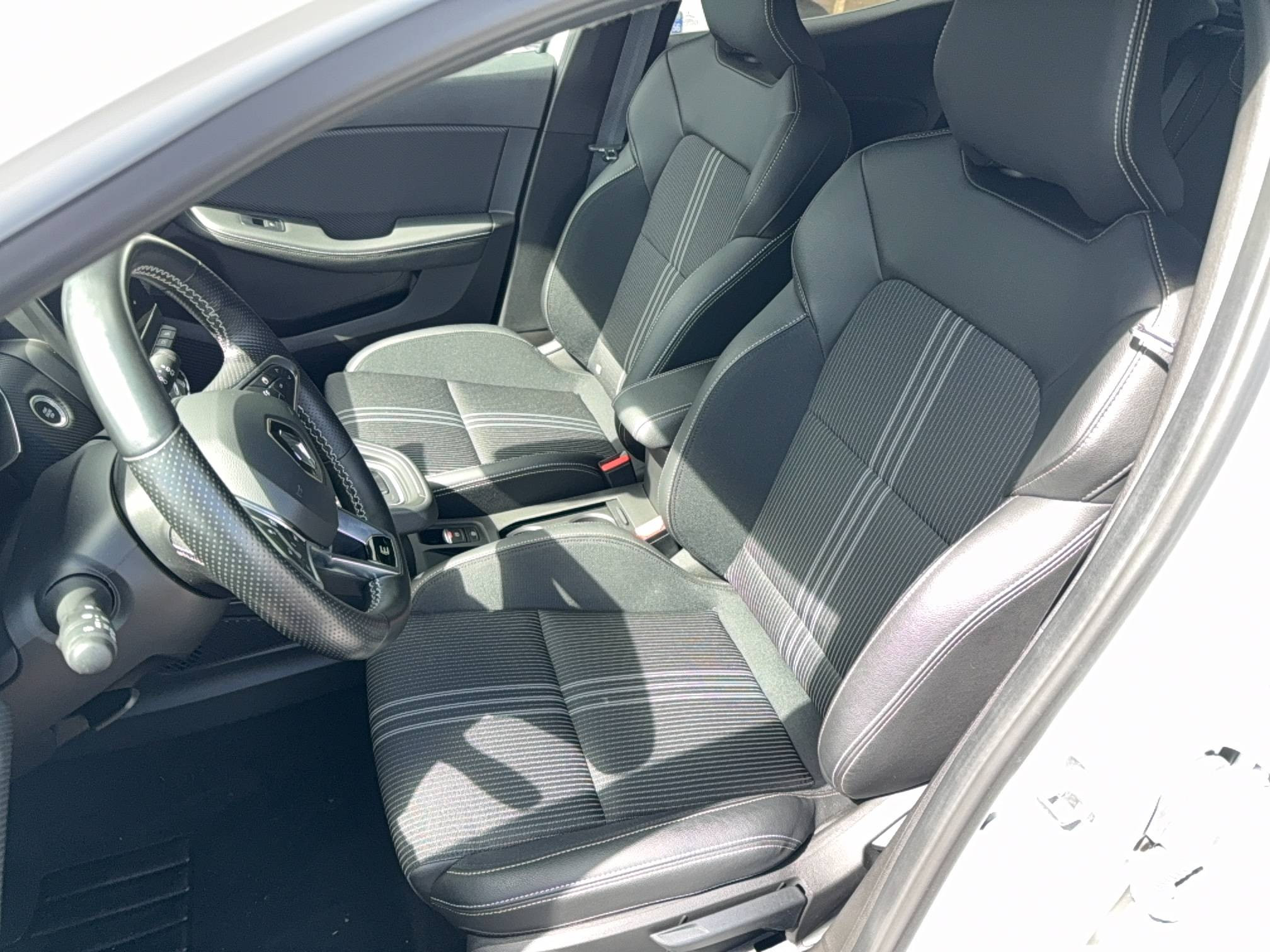 Vente en ligne Renault Clio 5 Clio E-Tech full hybrid 145 au prix de 18 990 €