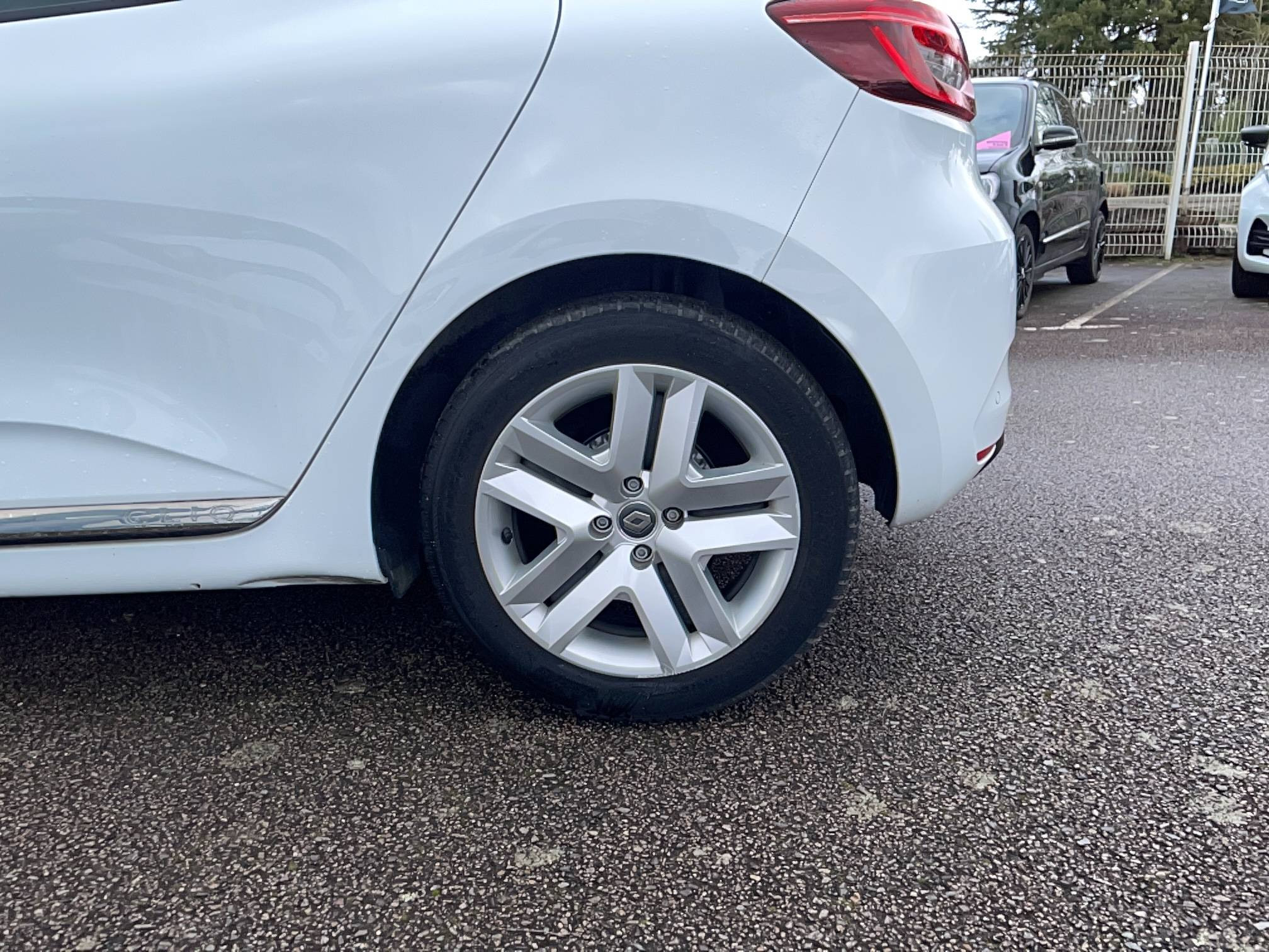 Vente en ligne Renault Clio 5 Clio TCe 90 - 21 au prix de 12 590 €