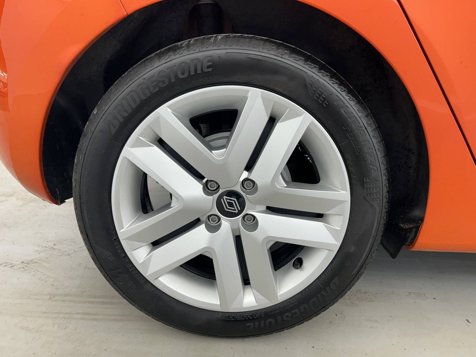 Vente en ligne Renault Clio 5 Clio E-Tech full hybrid 145 au prix de 19 900 €