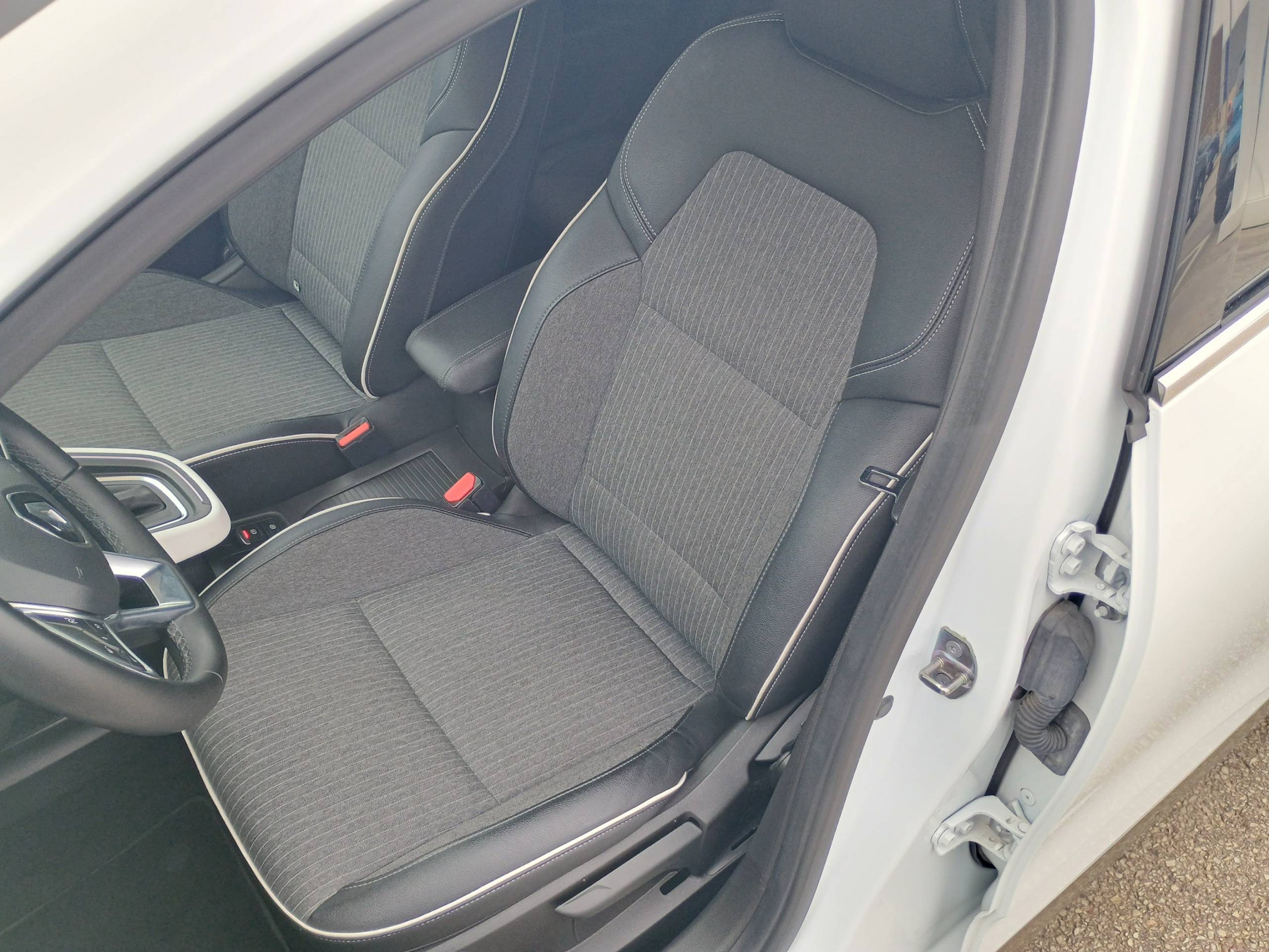 Vente en ligne Renault Clio 5 Clio E-Tech full hybrid 145 au prix de 16 990 €