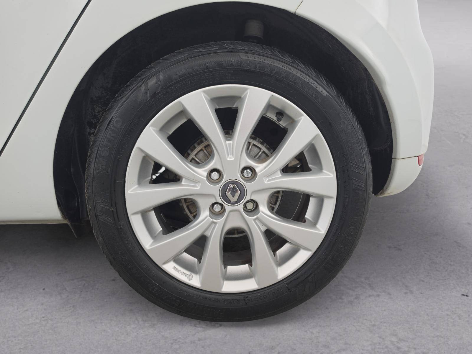 Vente en ligne Renault Clio 4 Clio dCi 90 E6C EDC au prix de 11 590 €