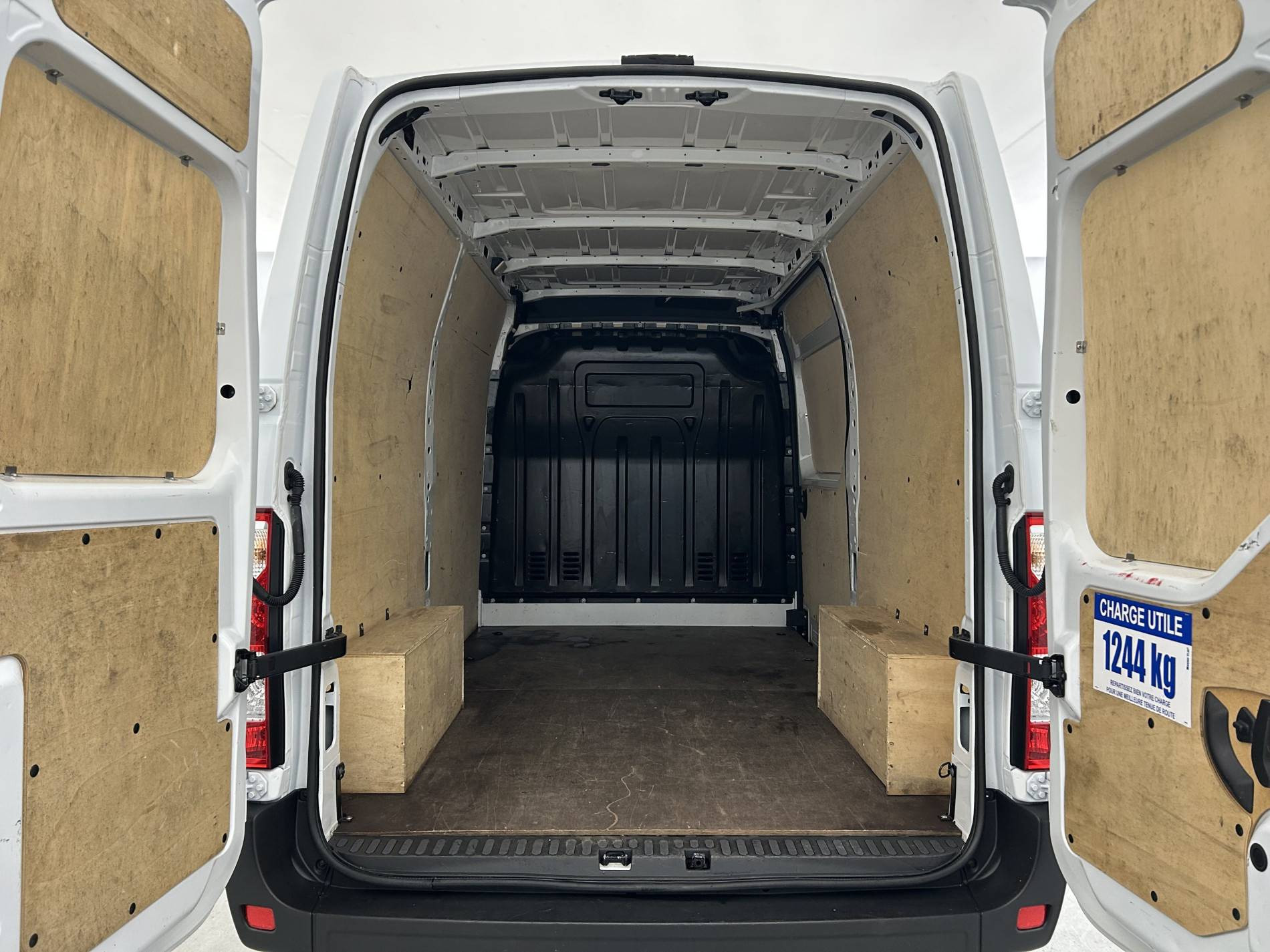 Vente en ligne Renault Master Fourgon MASTER FGN TRAC F3500 L2H2 BLUE DCI 135 au prix de 23 880 €