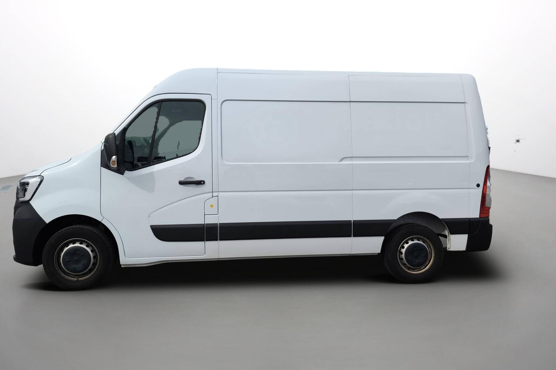 Vente en ligne Renault Master Fourgon MASTER FGN TRAC F3500 L2H2 BLUE DCI 135 au prix de 26 490 €