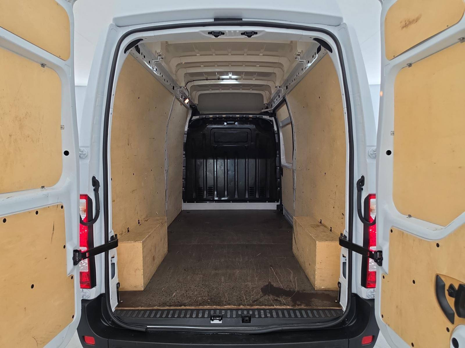 Vente en ligne Renault Master Fourgon MASTER FGN TRAC F3500 L3H3 BLUE DCI 135 au prix de 26 890 €