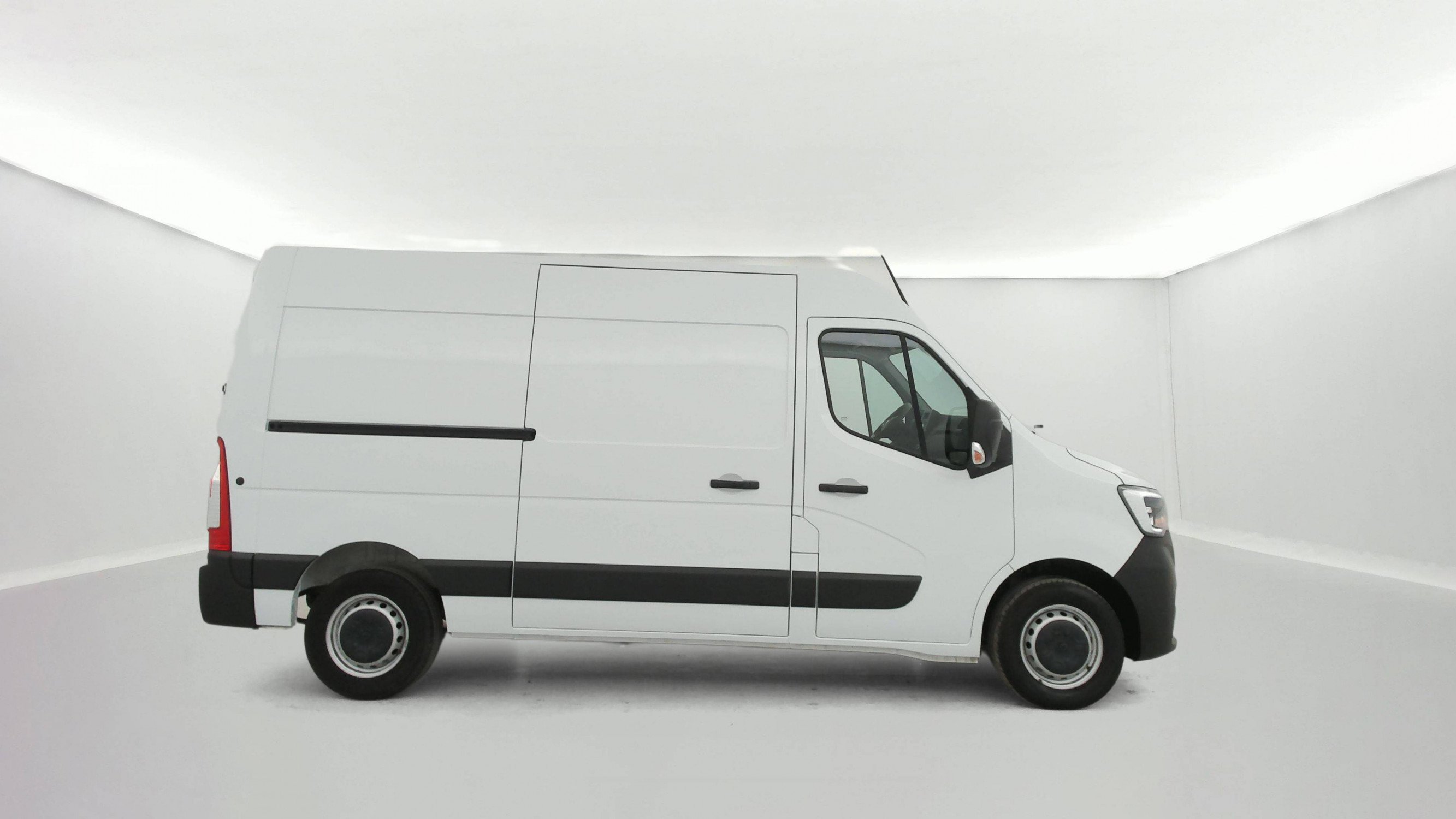 Vente en ligne Renault Master Fourgon MASTER FGN TRAC F3500 L2H2 BLUE DCI 135 au prix de 27 990 €