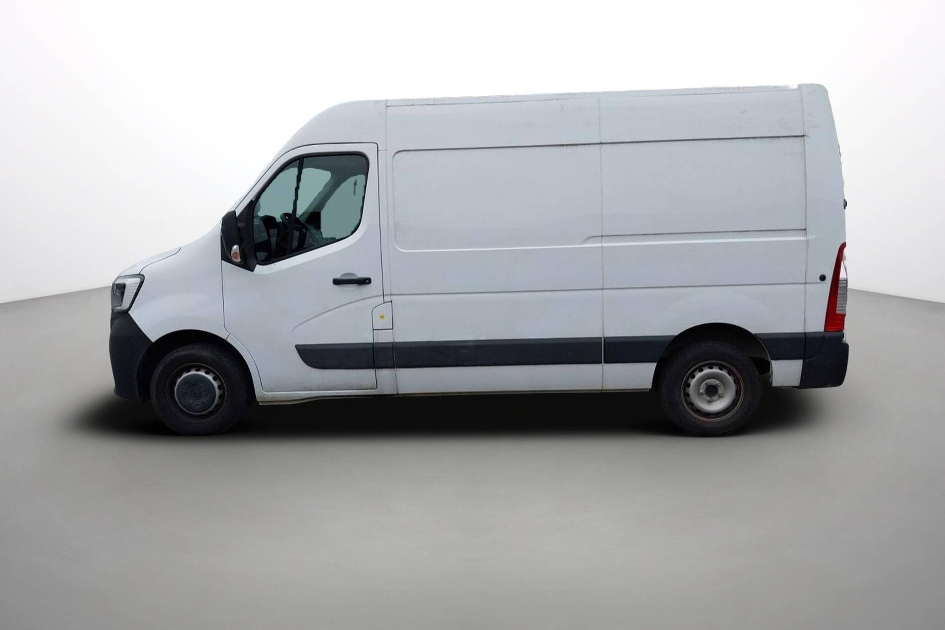 Vente en ligne Renault Master Fourgon MASTER FGN TRAC F3500 L2H2 BLUE DCI 135 au prix de 27 490 €