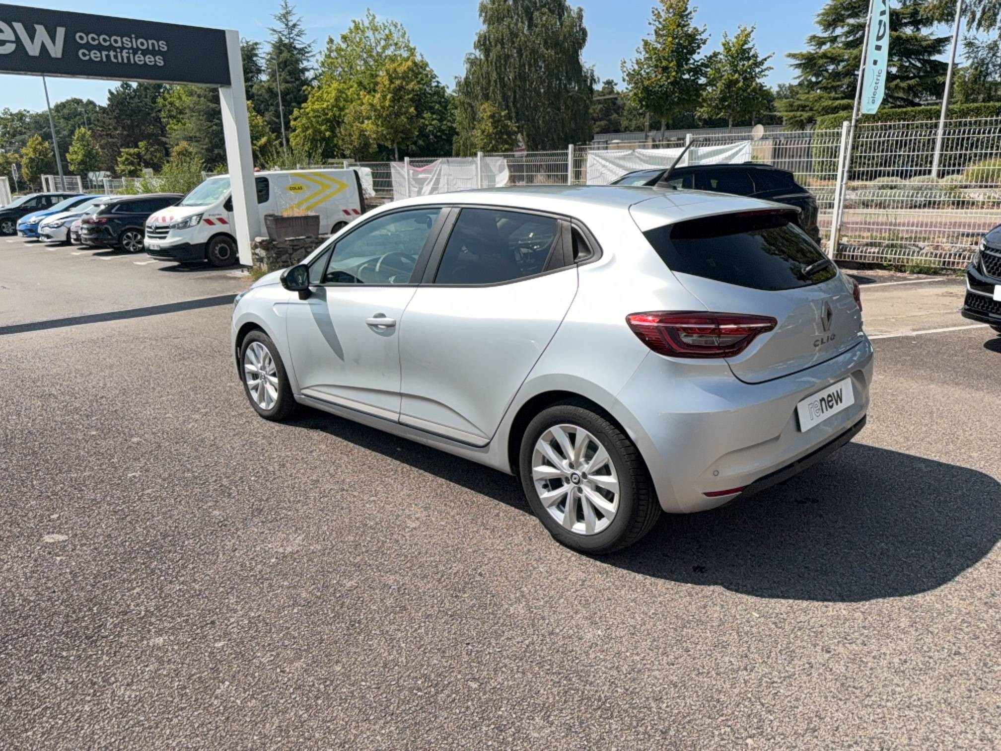 Vente en ligne Renault Clio 5 Clio E-Tech full hybrid 145 au prix de 15 990 €