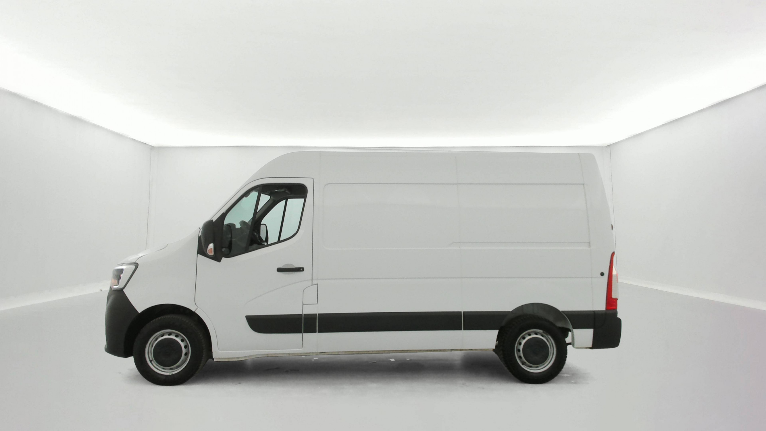Vente en ligne Renault Master Fourgon MASTER FGN TRAC F3500 L2H2 BLUE DCI 135 au prix de 22 390 €