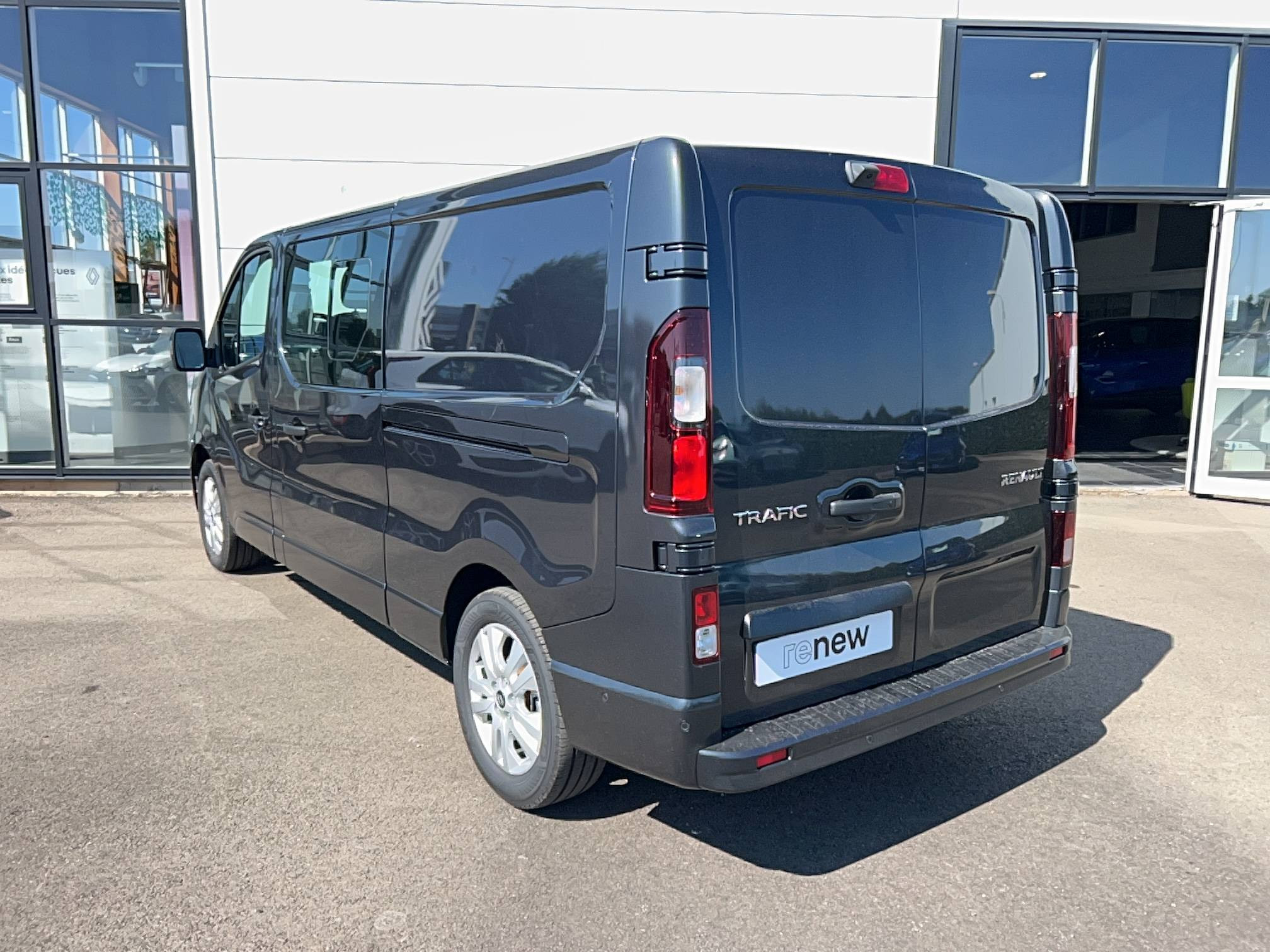 Vente en ligne Renault Trafic Cabine Approfondie TRAFIC CA BLUE DCI 170 L2H1 3T AUTO au prix de 42 980 €