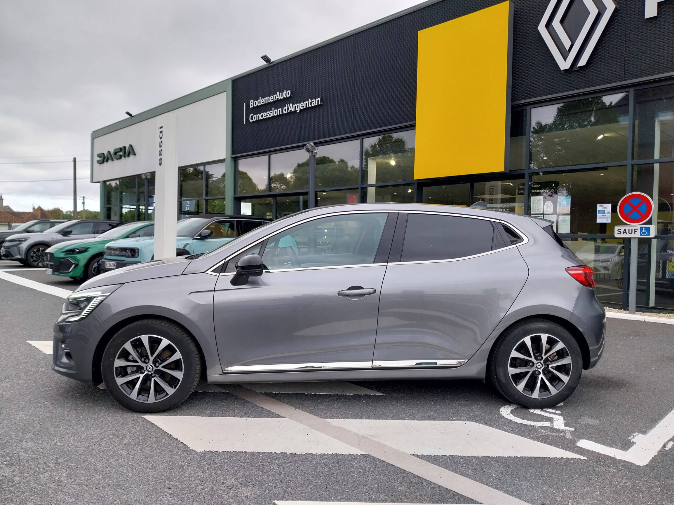 Vente en ligne Renault Clio 5 Clio E-Tech full hybrid 145 au prix de 19 000 €