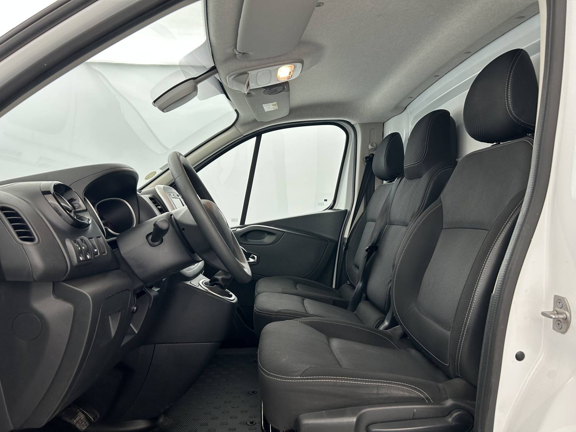 Vente en ligne Renault Trafic 3 Fourgon TRAFIC FGN L1H1 1200 KG DCI 120 au prix de 18 790 €