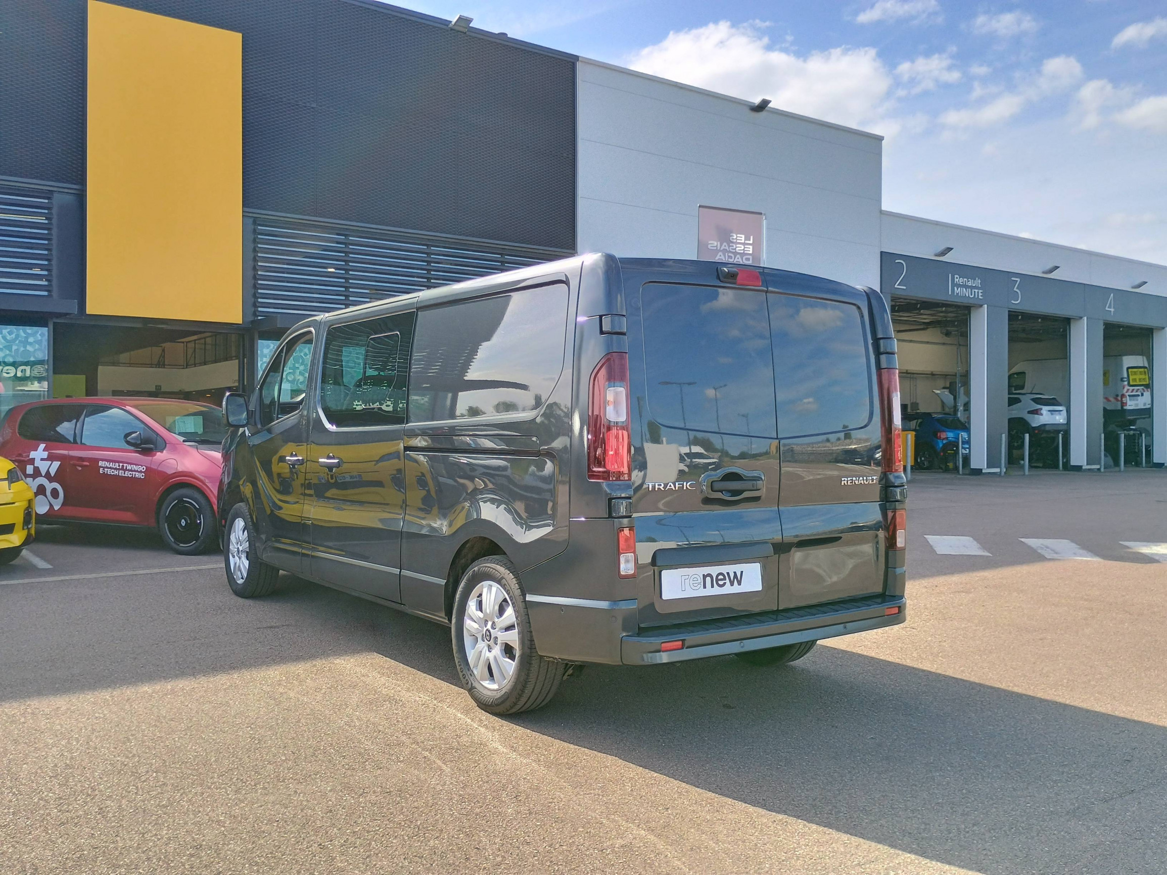 Vente en ligne Renault Trafic Cabine Approfondie TRAFIC CA L2H1 3T BLUE DCI 170 AUTO au prix de 37 991 €