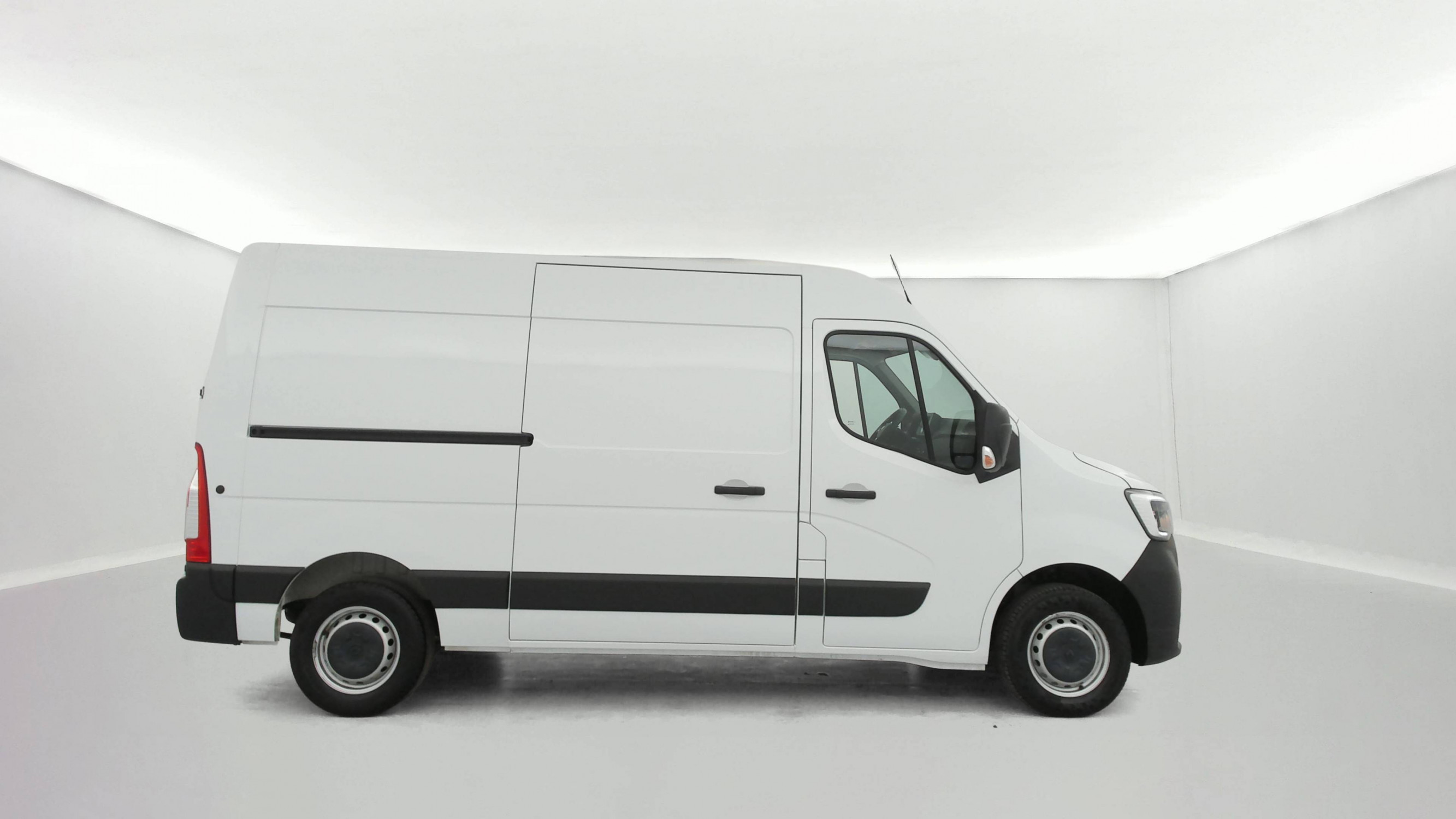 Vente en ligne Renault Master Fourgon MASTER FGN TRAC F3500 L2H2 BLUE DCI 135 au prix de 23 790 €