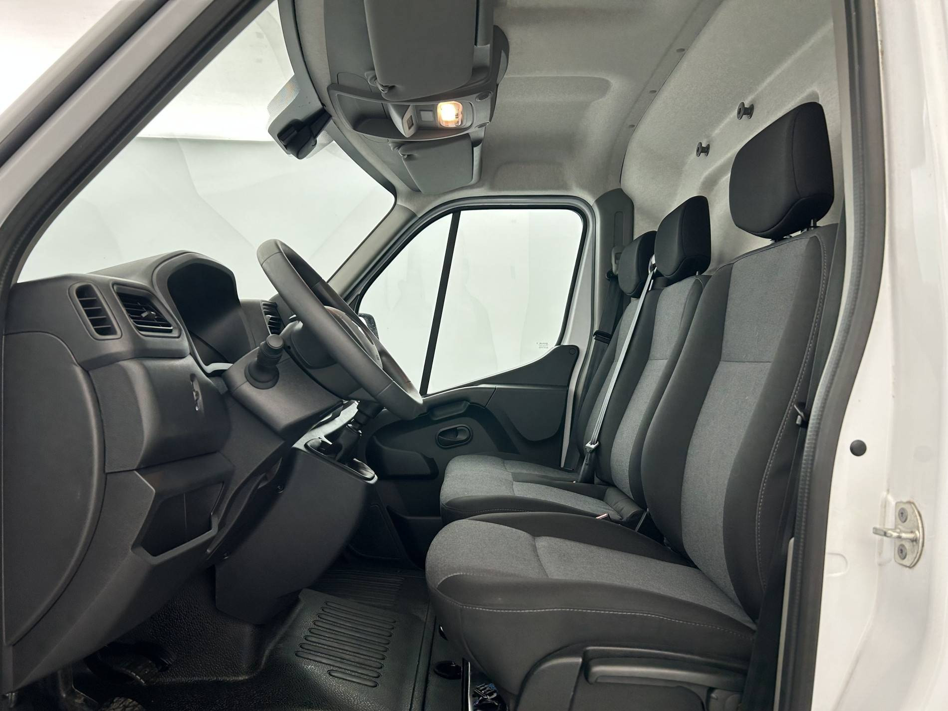 Vente en ligne Renault Master Fourgon MASTER FGN TRAC F3500 L2H2 BLUE DCI 135 au prix de 26 990 €
