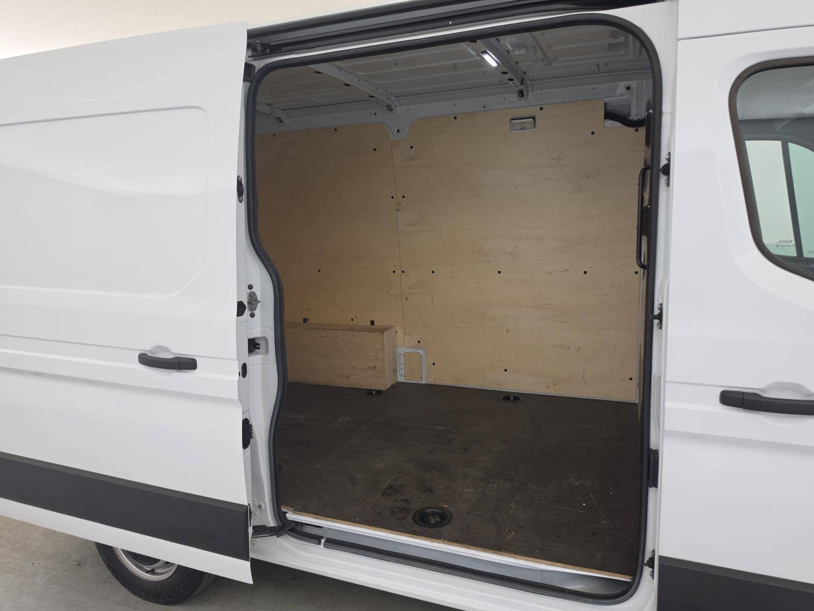 Vente en ligne Renault Master Fourgon MASTER FG BLUE DCI 130 L2H2 3T5 TR au prix de 28 490 €