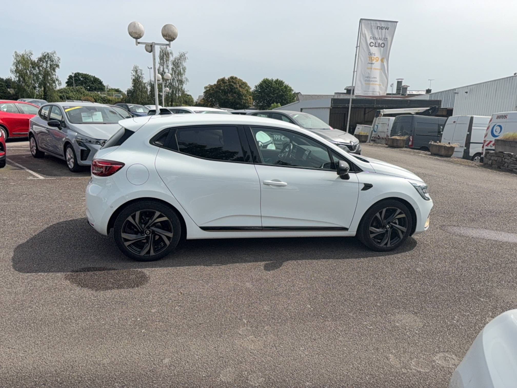 Vente en ligne Renault Clio 5 Clio E-Tech full hybrid 145 au prix de 18 990 €