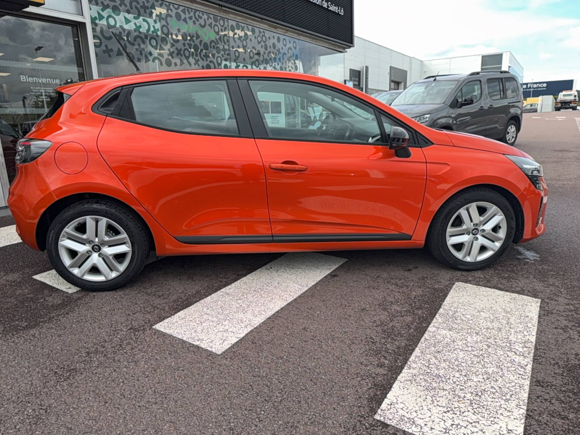 Vente en ligne Renault Clio 5 Clio TCe 100 GPL au prix de 14 990 €
