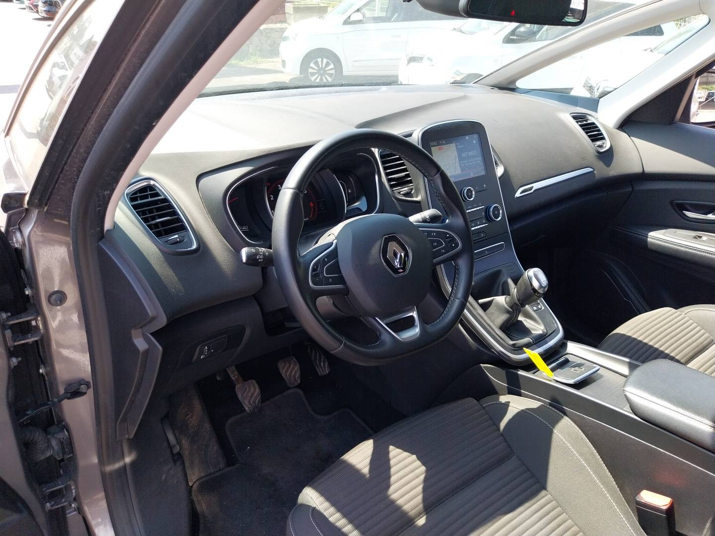 Vente en ligne Renault Grand Scenic 4 Grand Scenic TCe 140 au prix de 19 590 €
