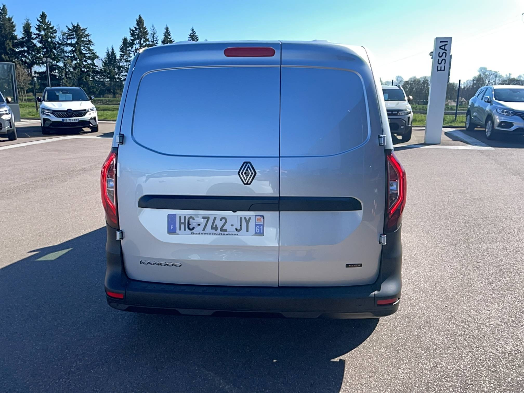 Vente en ligne Renault Kangoo Van E-Tech  FG TOLE L1 AC22/DC80 GSR2 au prix de 29 991 €