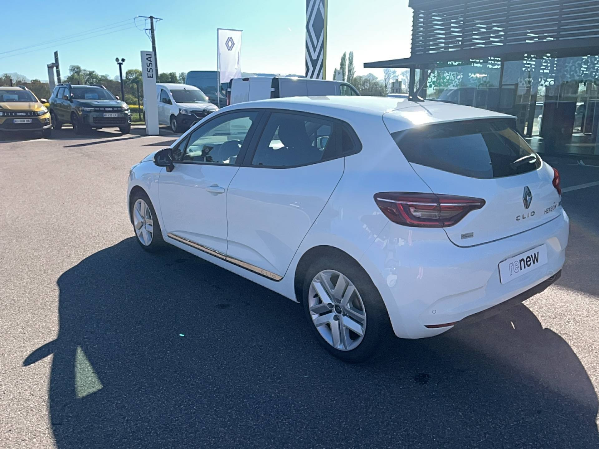 Vente en ligne Renault Clio 5 Clio E-Tech 140 - 21N au prix de 15 491 €