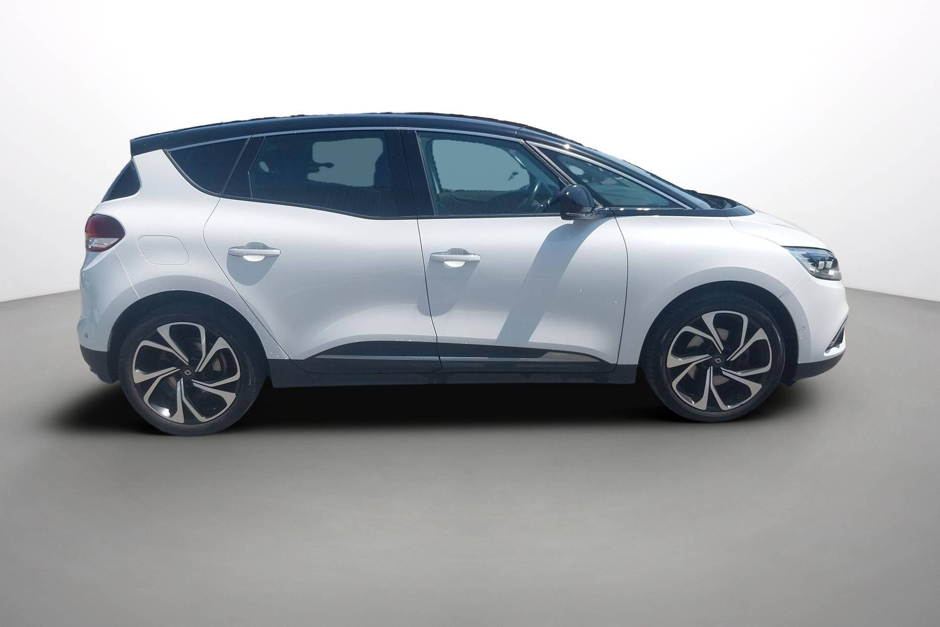 Vente en ligne Renault Scenic 4 Scenic Blue dCi 120 au prix de 16 900 €