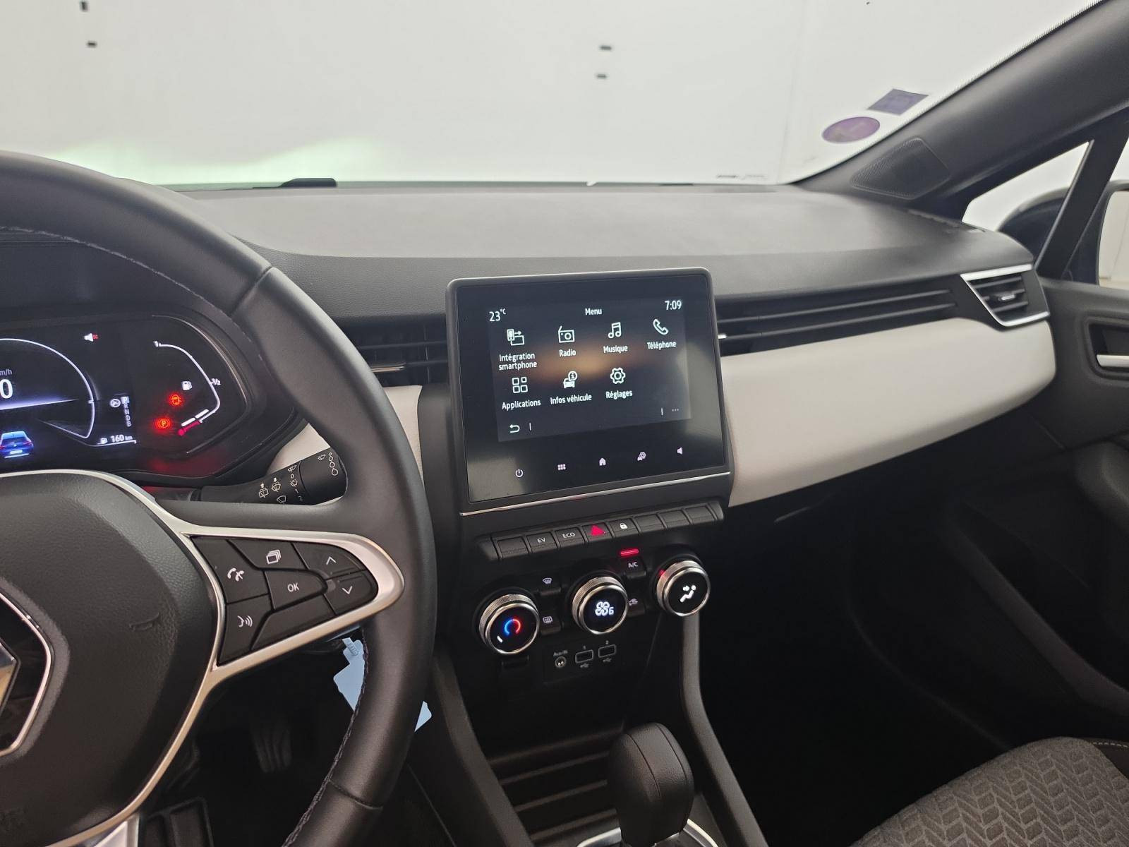 Vente en ligne Renault Clio 5 Clio E-Tech 140 - 21N au prix de 15 490 €