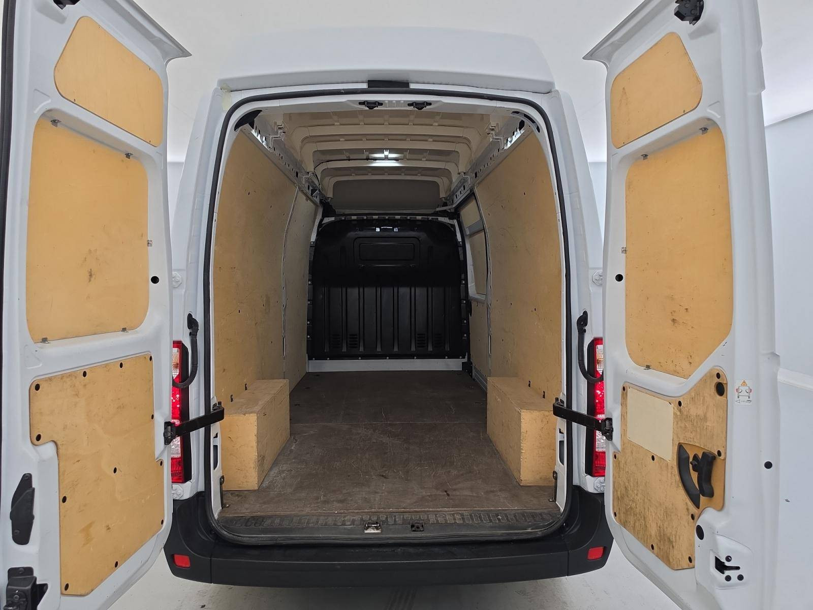 Vente en ligne Renault Master Fourgon MASTER FGN TRAC F3500 L3H3 BLUE DCI 135 au prix de 26 490 €