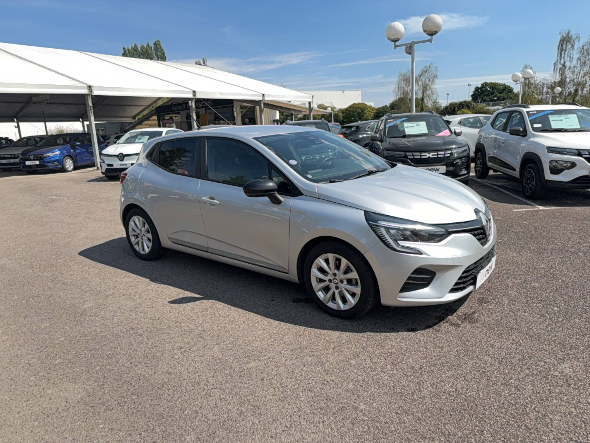 Vente en ligne Renault Clio 5 Clio E-Tech full hybrid 145 au prix de 15 990 €