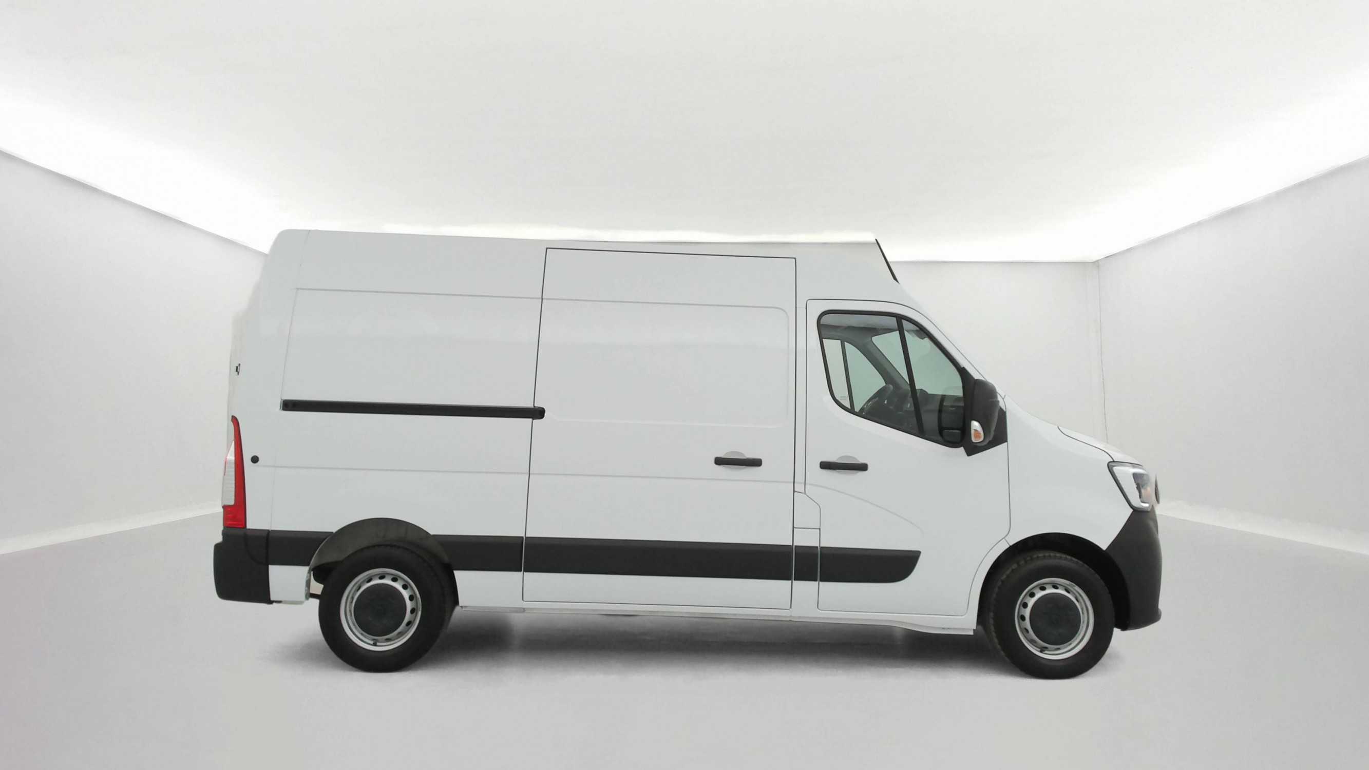 Vente en ligne Renault Master Fourgon MASTER FGN TRAC F3500 L2H2 BLUE DCI 135 au prix de 27 990 €