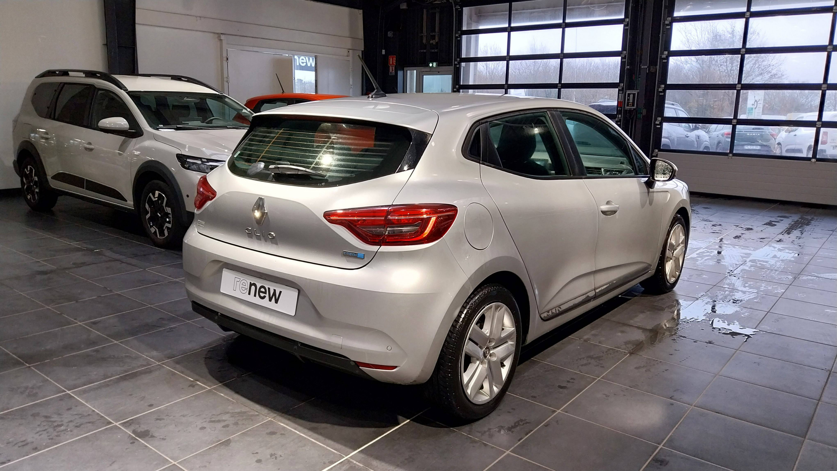 Vente en ligne Renault Clio 5 Clio E-Tech 140 - 21N au prix de 16 890 €