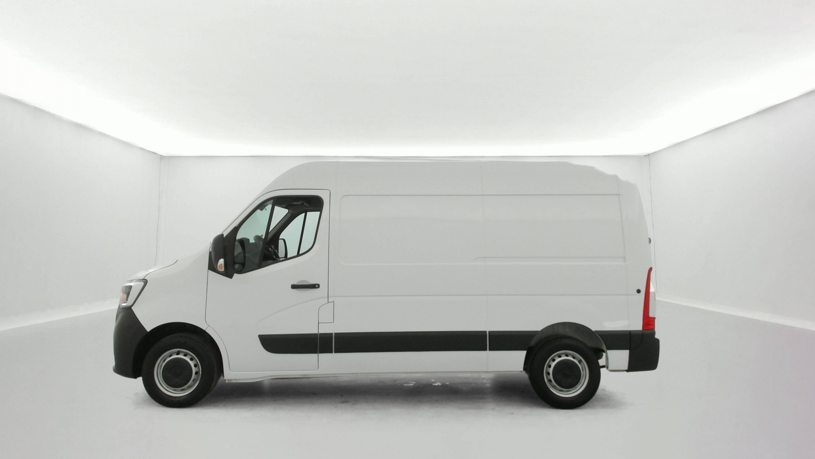 Vente en ligne Renault Master Fourgon MASTER FGN TRAC F3500 L2H2 BLUE DCI 135 au prix de 24 990 €