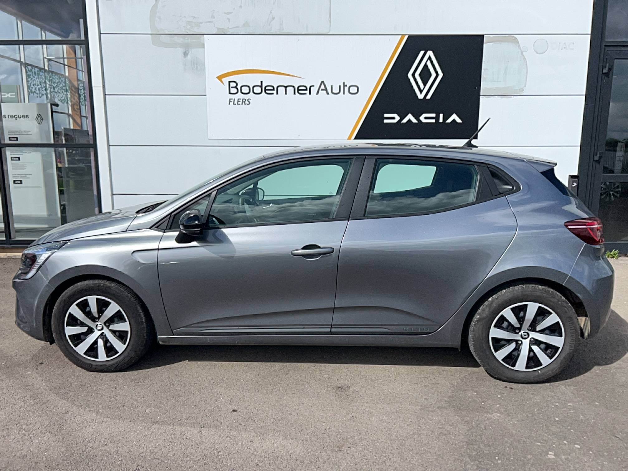Vente en ligne Renault Clio 5 Clio E-Tech full hybrid 145 au prix de 17 990 €