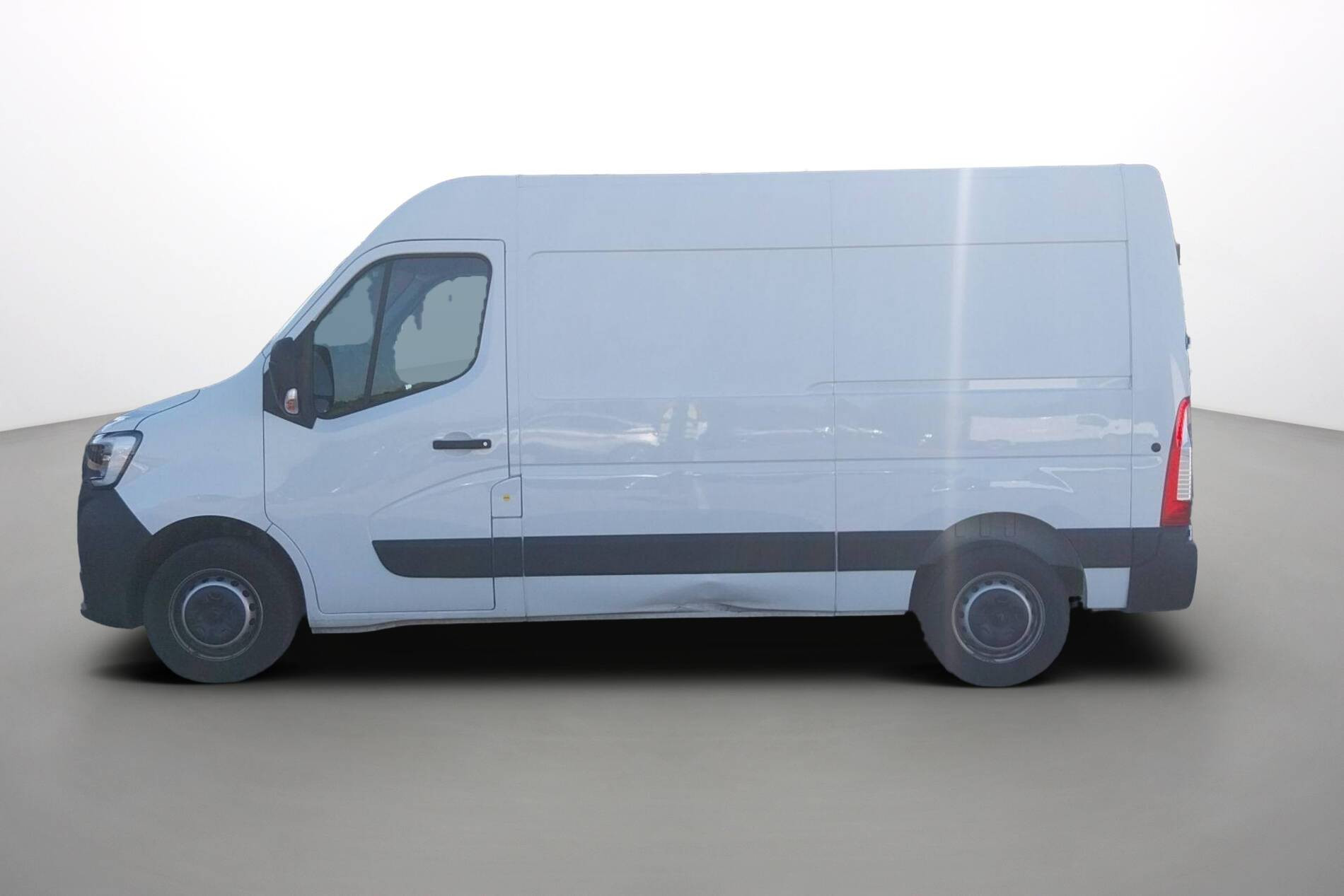 Vente en ligne Renault Master Fourgon MASTER FGN TRAC F3500 L2H2 BLUE DCI 135 au prix de 23 890 €