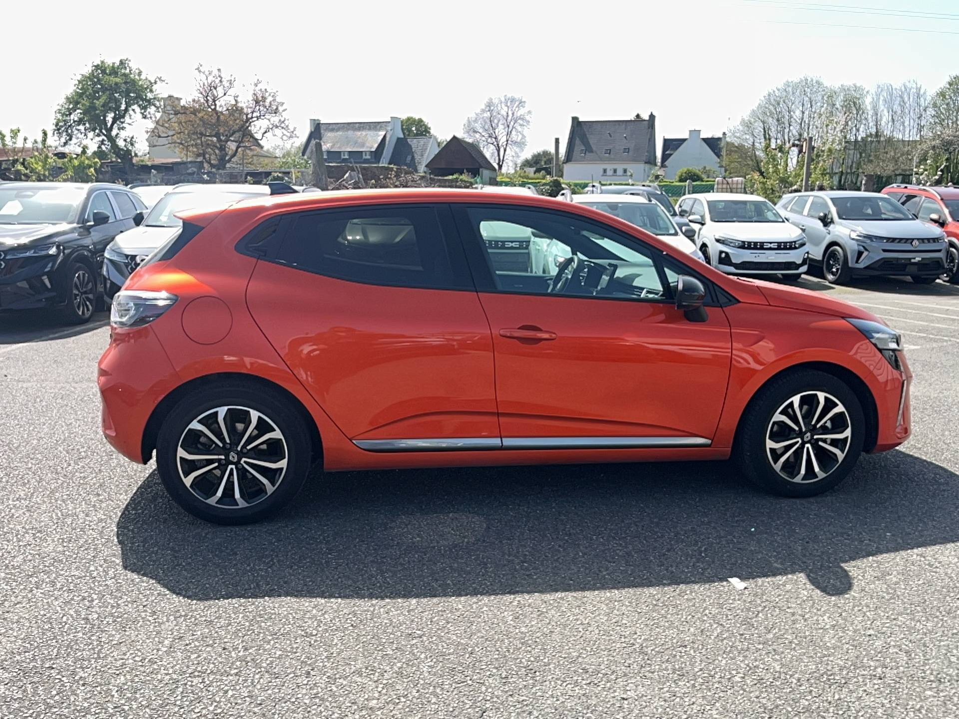 Vente en ligne Renault Clio 5 Clio E-Tech full hybrid 145 au prix de 18 990 €