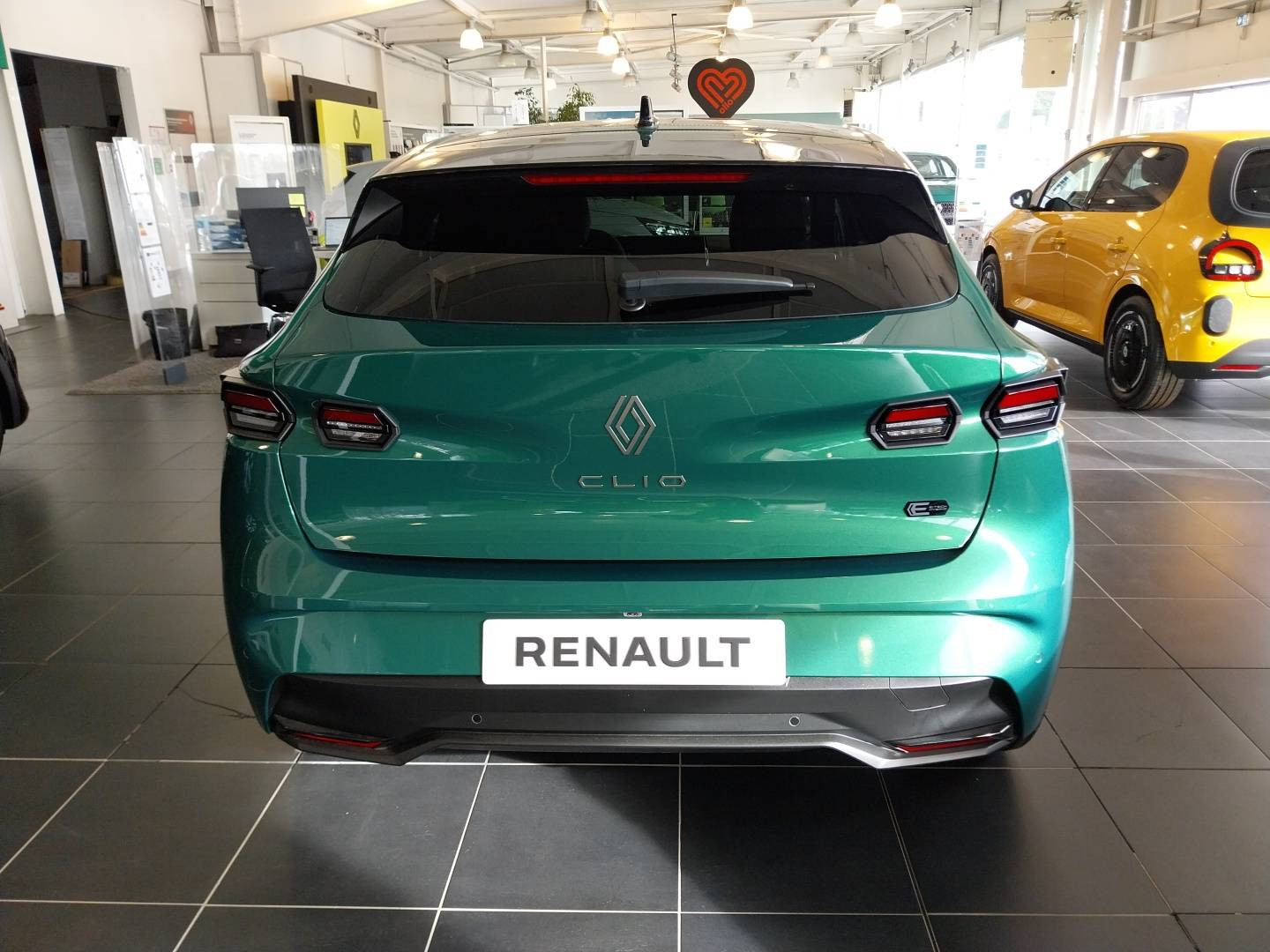 Vente en ligne Renault Clio 6 Clio E-Tech full hybrid 160 ch au prix de 27 390 €