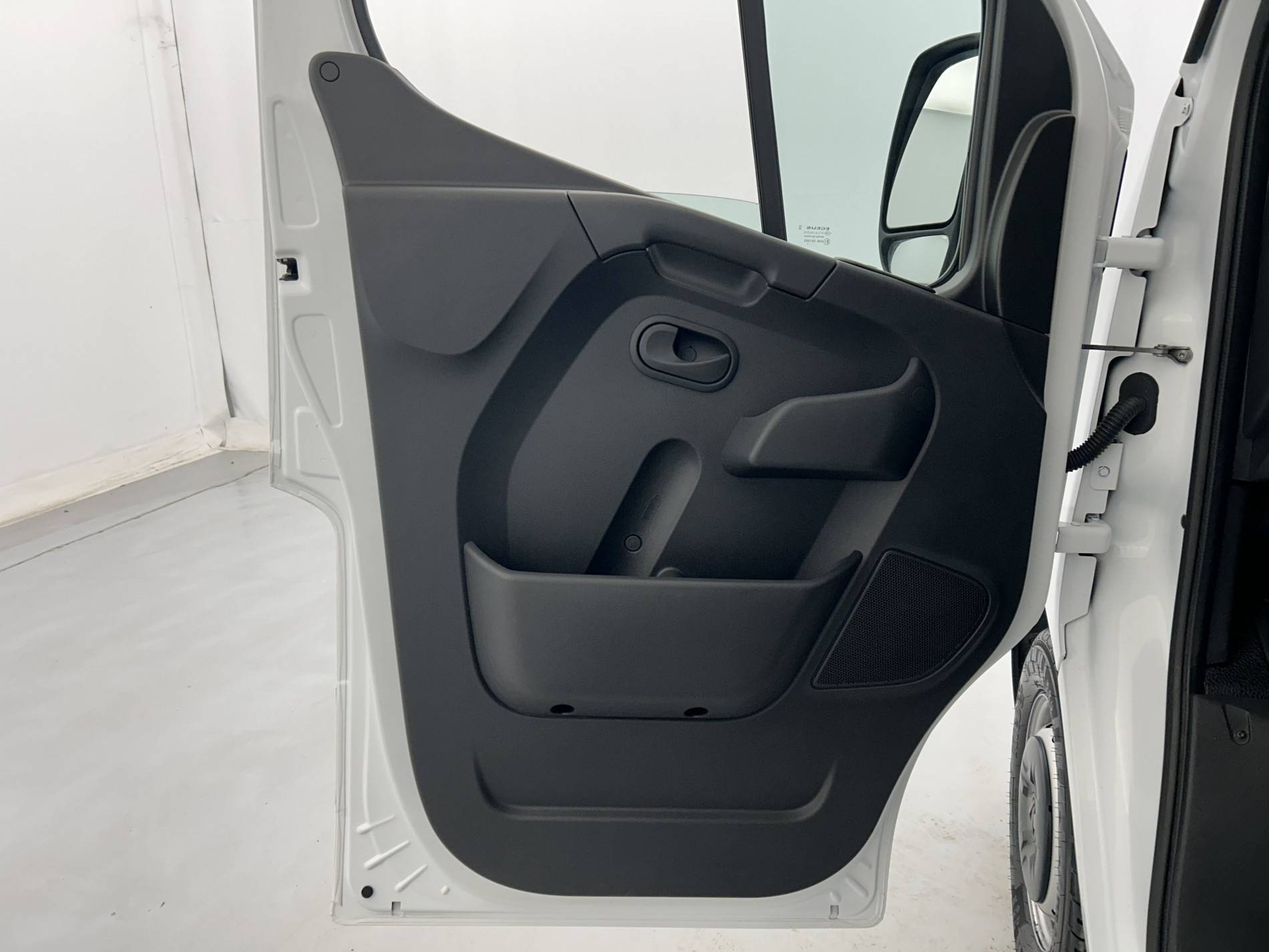 Vente en ligne Renault Master Fourgon MASTER FGN TRAC F3300 L2H2 BLUE DCI 135 au prix de 23 990 €