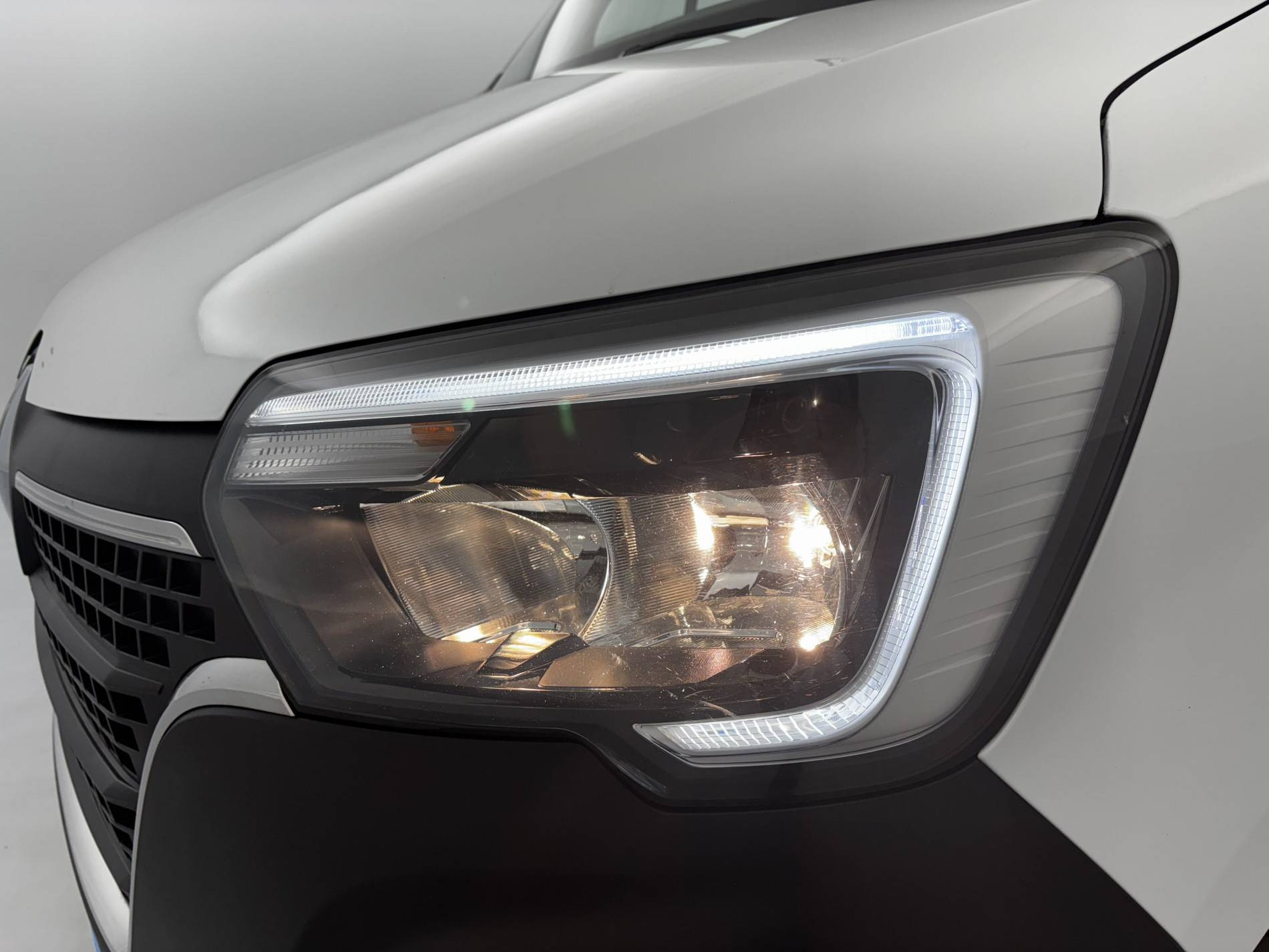 Vente en ligne Renault Master Fourgon MASTER FGN TRAC F3500 L2H2 BLUE DCI 135 au prix de 23 390 €