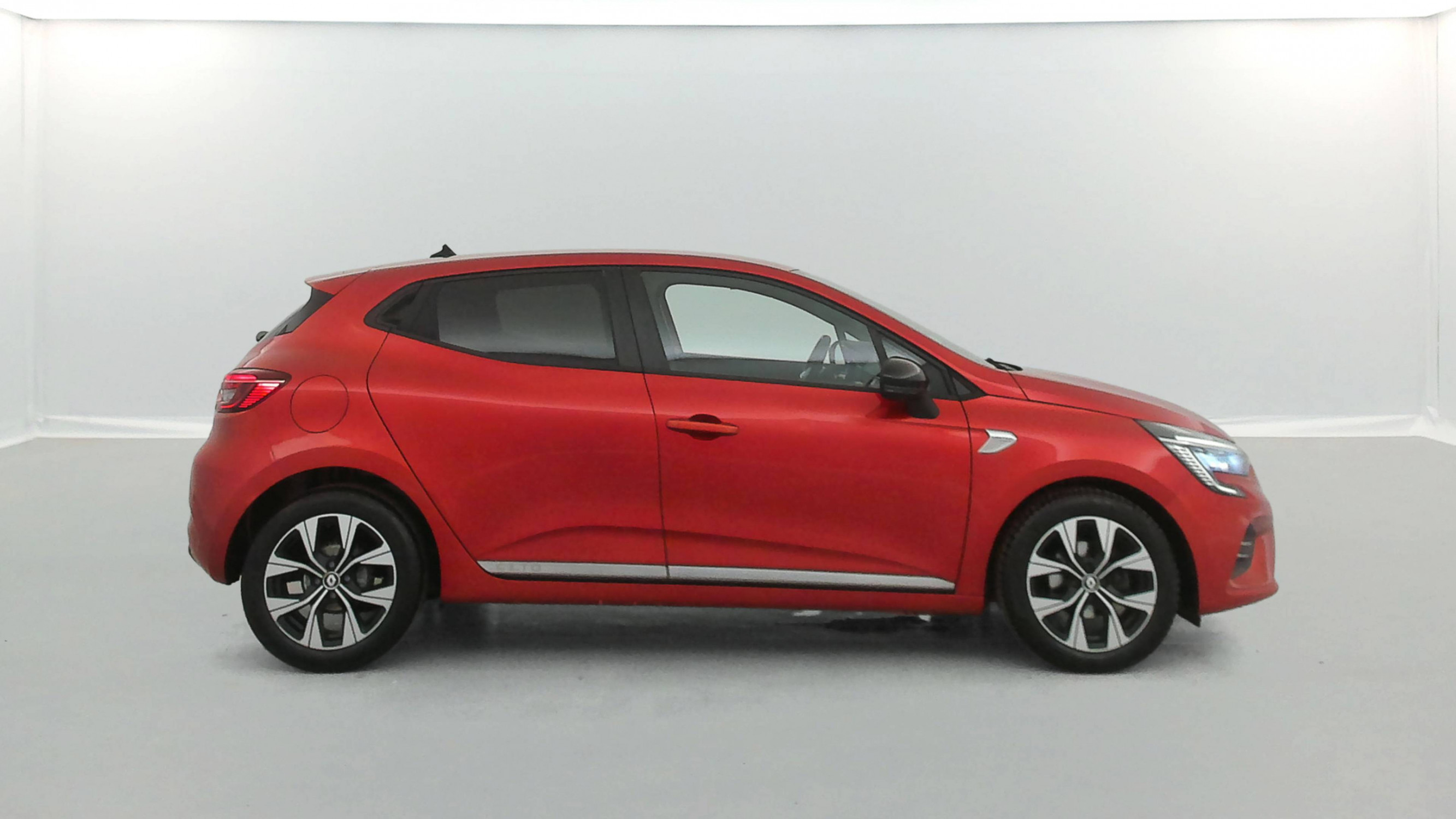 Vente en ligne Renault Clio 5 Clio TCe 90 - 21 au prix de 12 390 €