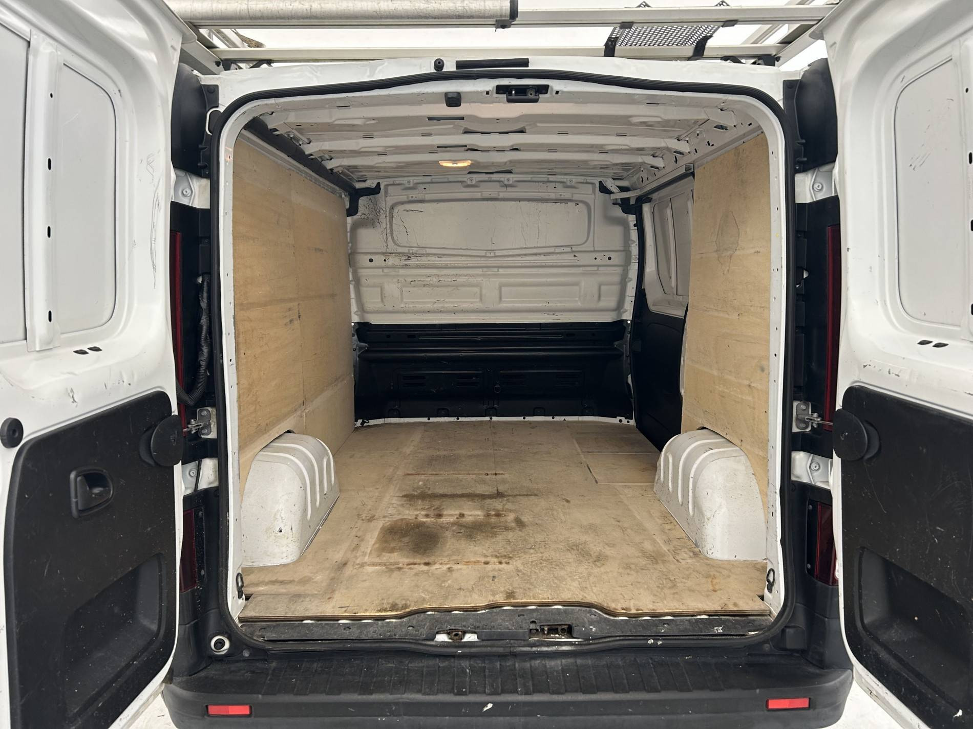 Vente en ligne Renault Trafic 3 Fourgon TRAFIC FGN L1H1 1000 KG DCI 120 au prix de 19 490 €