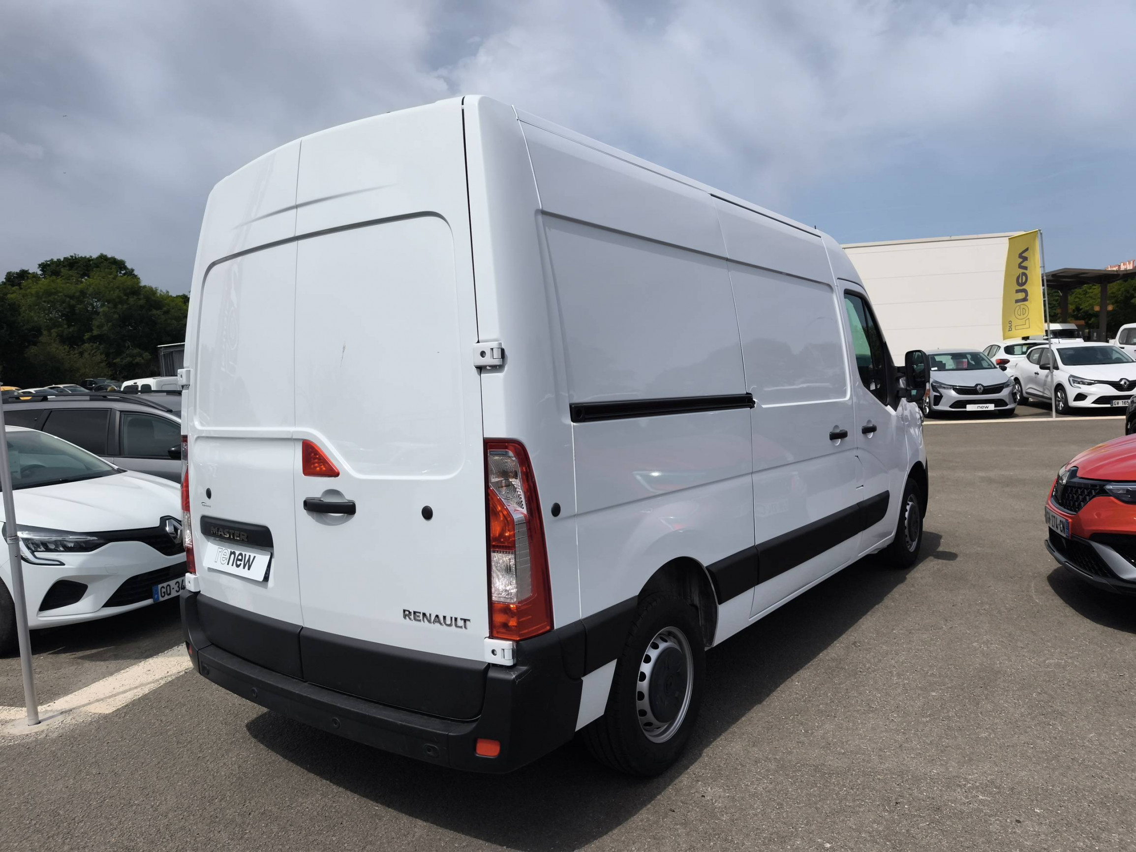 Vente en ligne Renault Master Fourgon MASTER FGN TRAC F3500 L2H2 BLUE DCI 135 au prix de 24 990 €