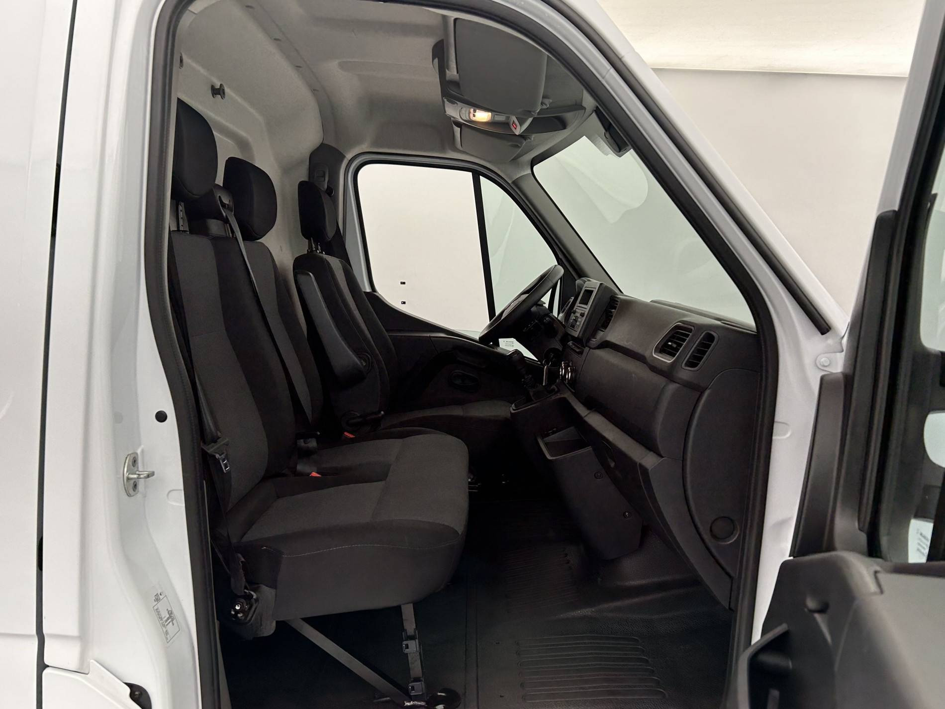 Vente en ligne Renault Master Fourgon MASTER FGN TRAC F3500 L2H2 BLUE DCI 135 au prix de 23 790 €