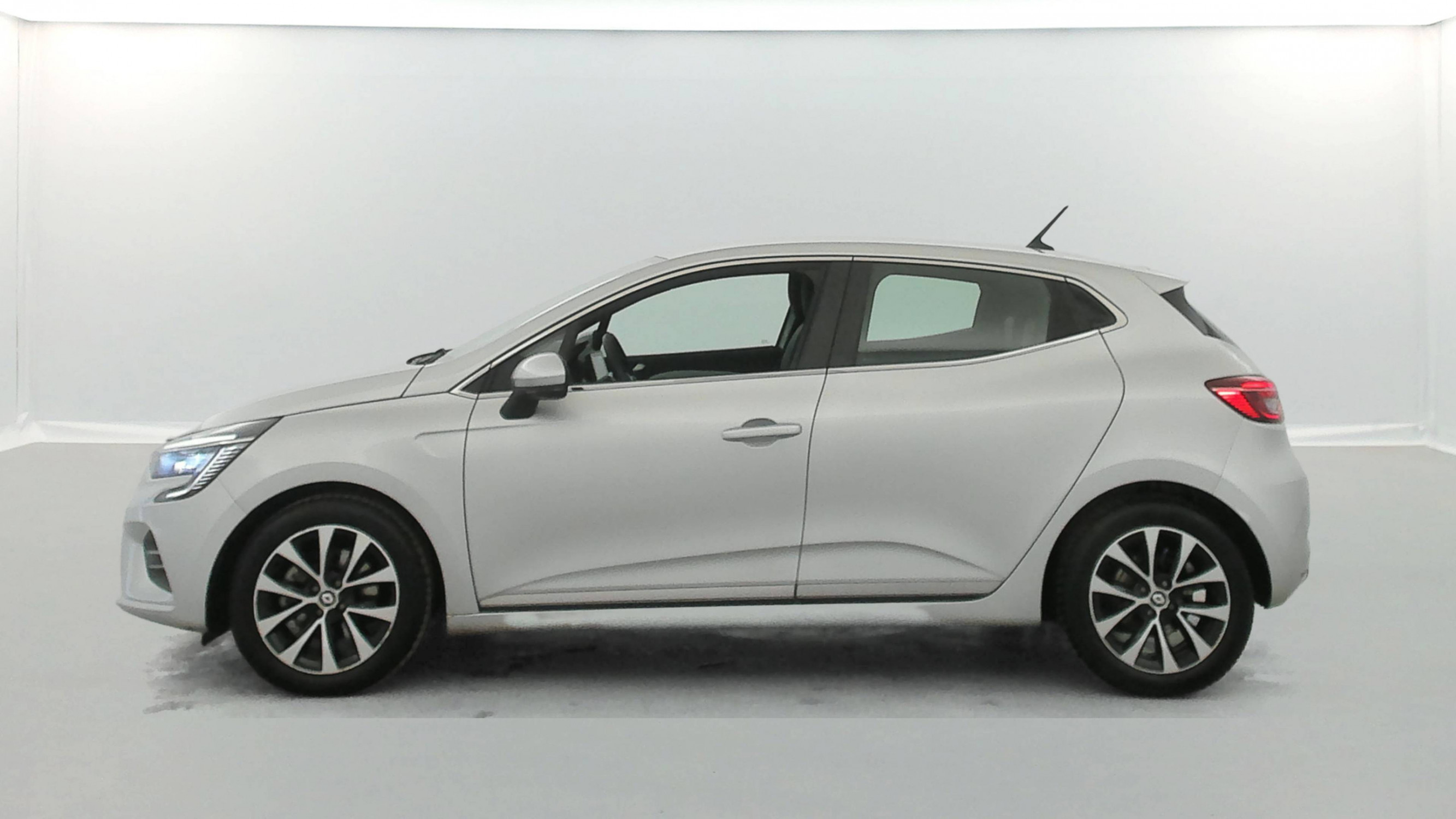 Vente en ligne Renault Clio 5 Clio E-Tech 140 - 21N au prix de 16 990 €