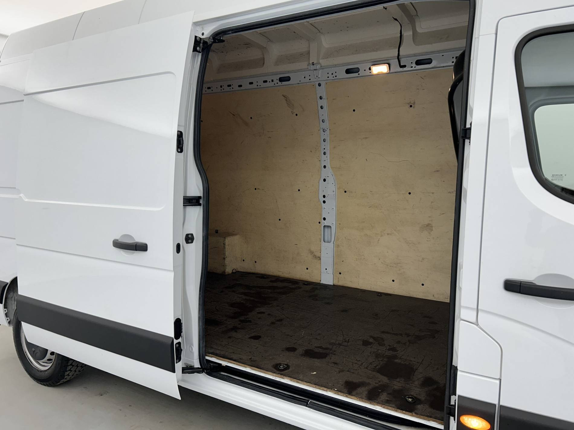 Vente en ligne Renault Master Fourgon MASTER FGN TRAC F3500 L3H3 BLUE DCI 135 au prix de 27 890 €