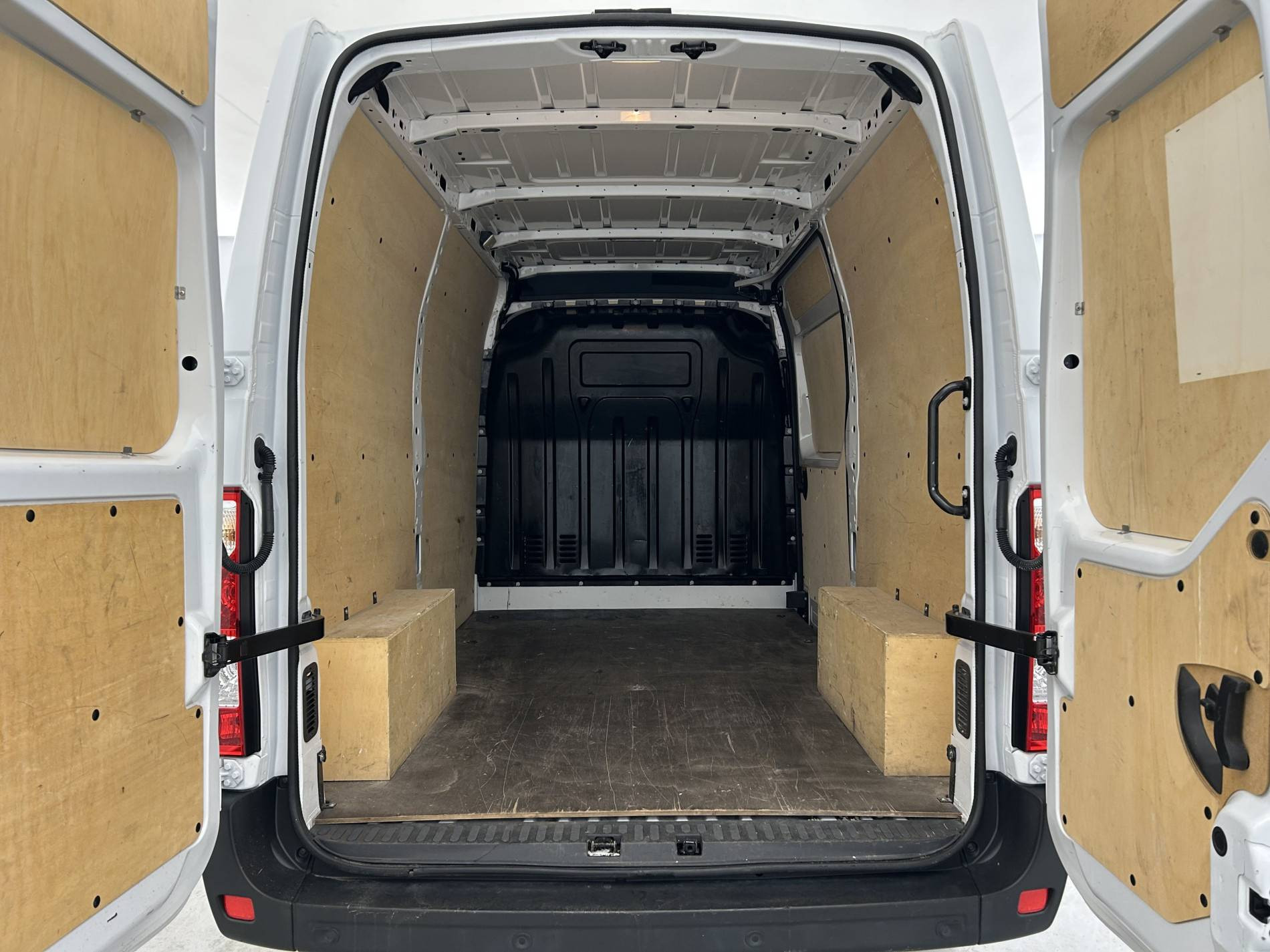Vente en ligne Renault Master Fourgon MASTER FGN TRAC F3500 L2H2 BLUE DCI 135 au prix de 24 990 €