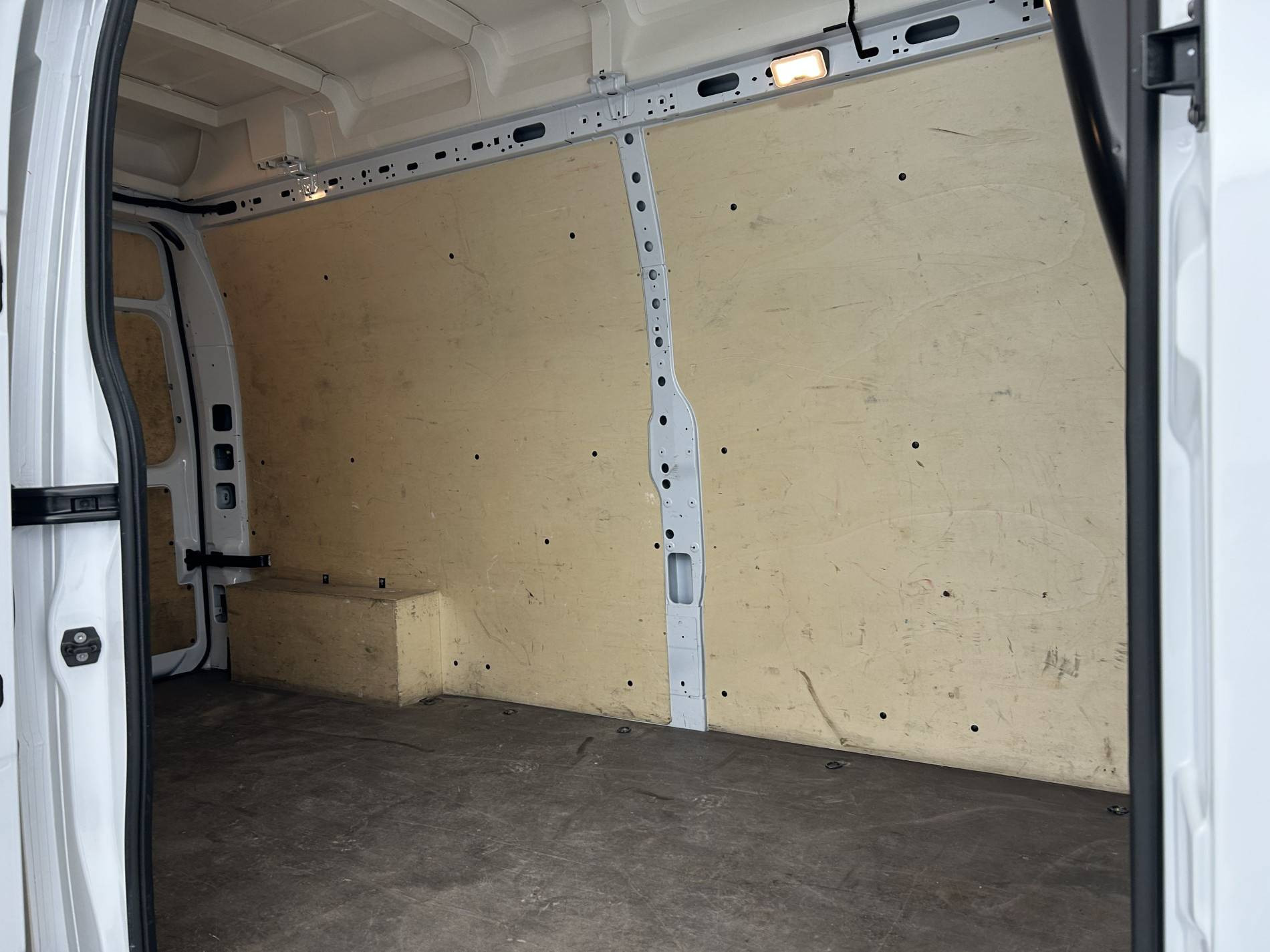 Vente en ligne Renault Master Fourgon MASTER FGN TRAC F3500 L3H3 BLUE DCI 135 au prix de 29 999 €