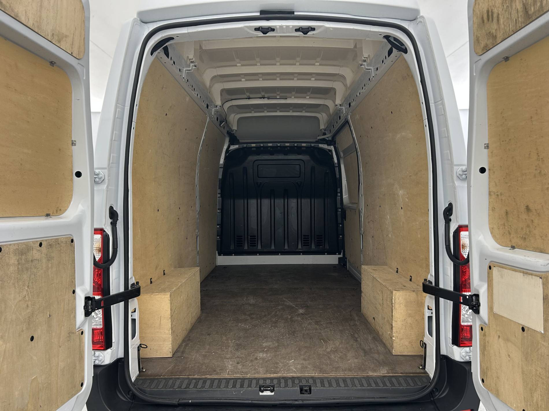 Vente en ligne Renault Master Fourgon MASTER FGN TRAC F3500 L3H3 BLUE DCI 135 au prix de 32 390 €