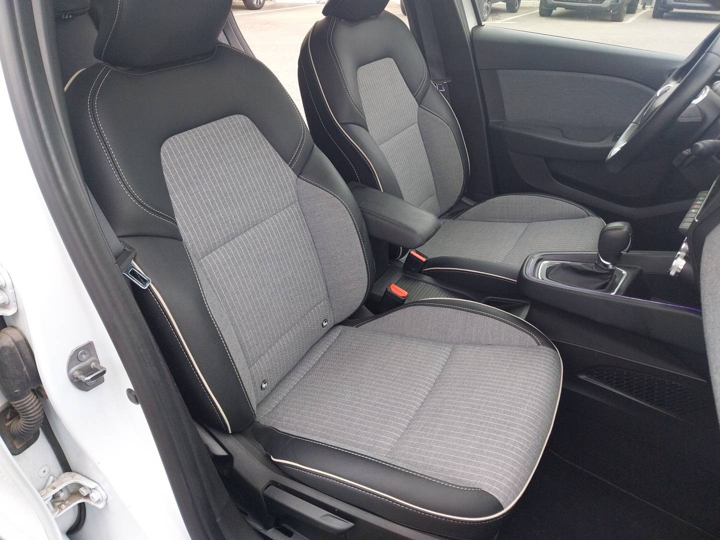 Vente en ligne Renault Clio 5 Clio E-Tech full hybrid 145 au prix de 17 990 €