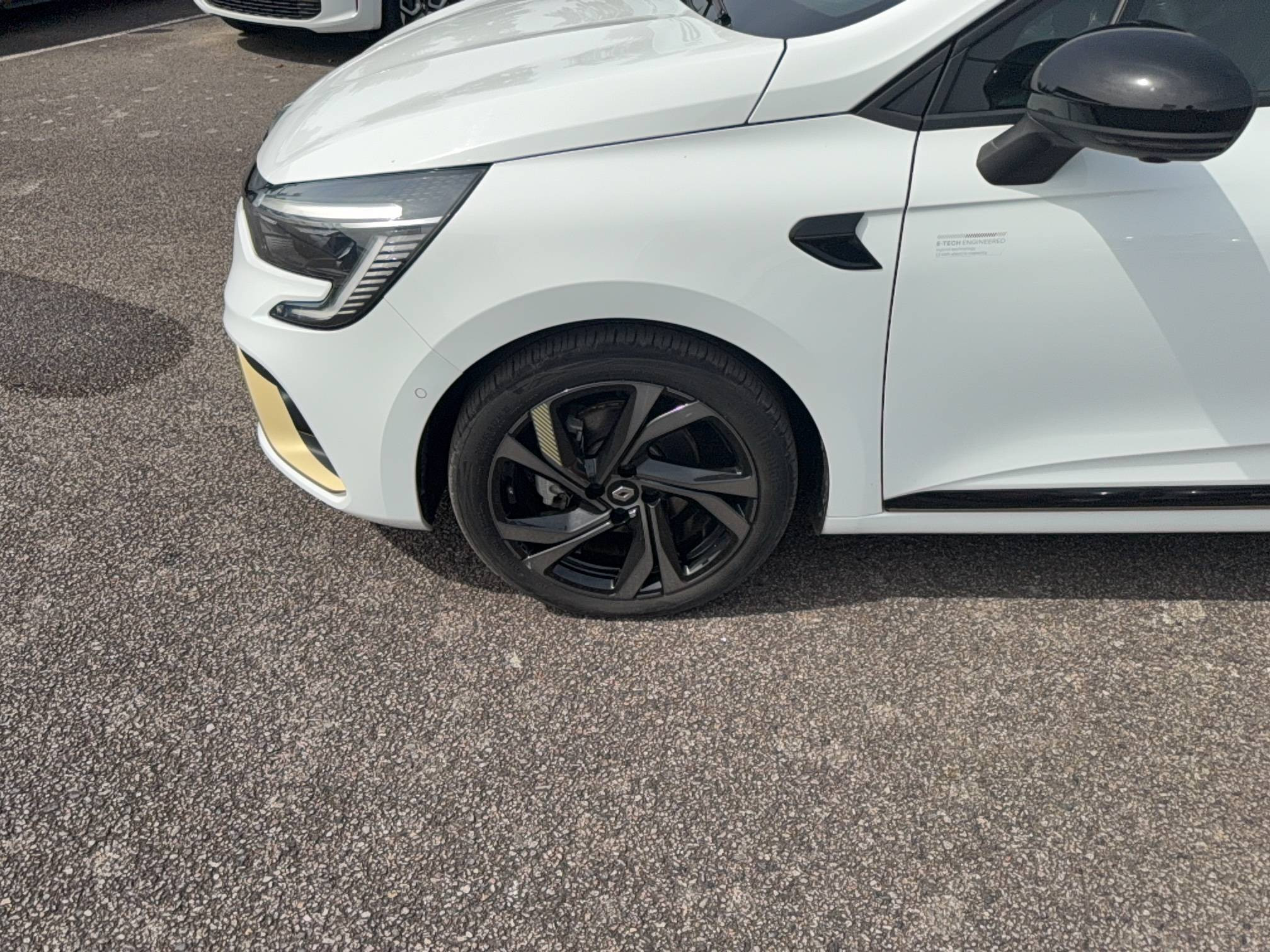 Vente en ligne Renault Clio 5 Clio E-Tech full hybrid 145 au prix de 18 990 €
