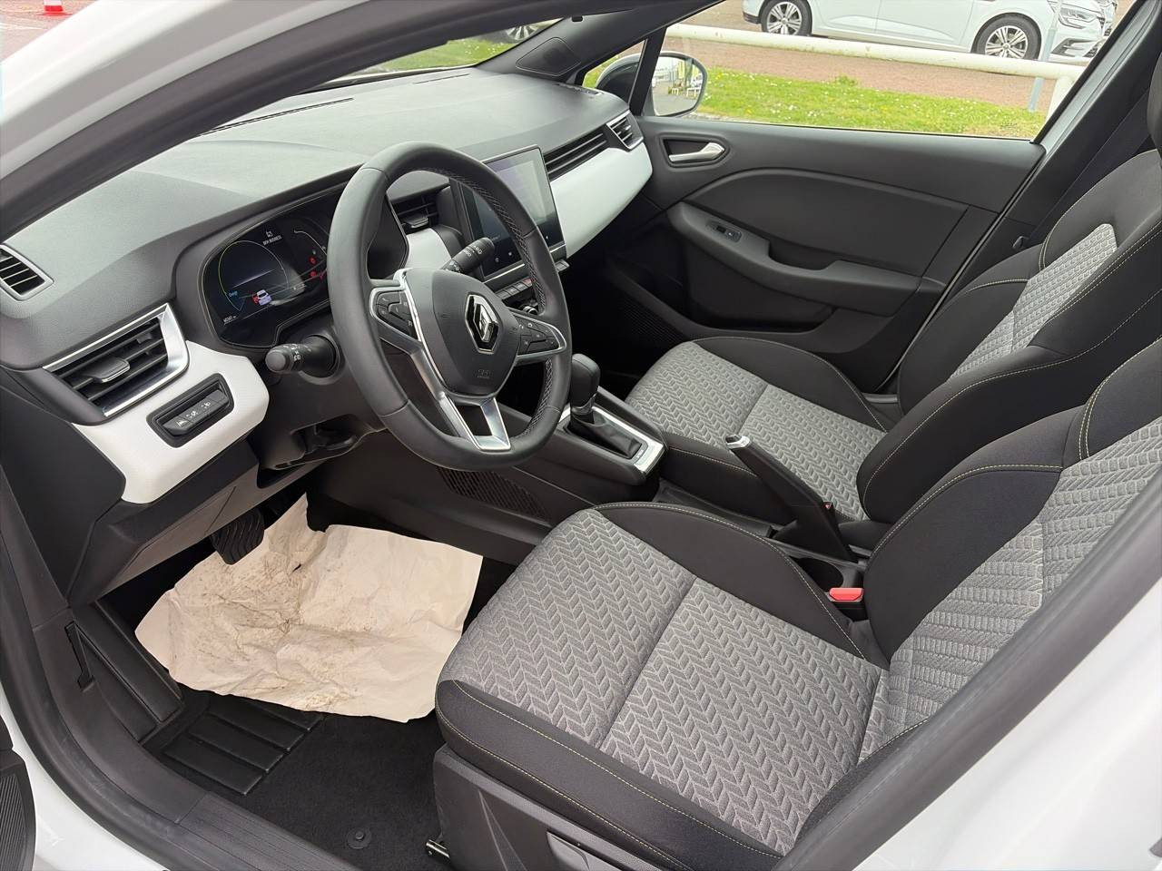 Vente en ligne Renault Clio 5 Clio E-Tech 140 - 21N au prix de 15 490 €